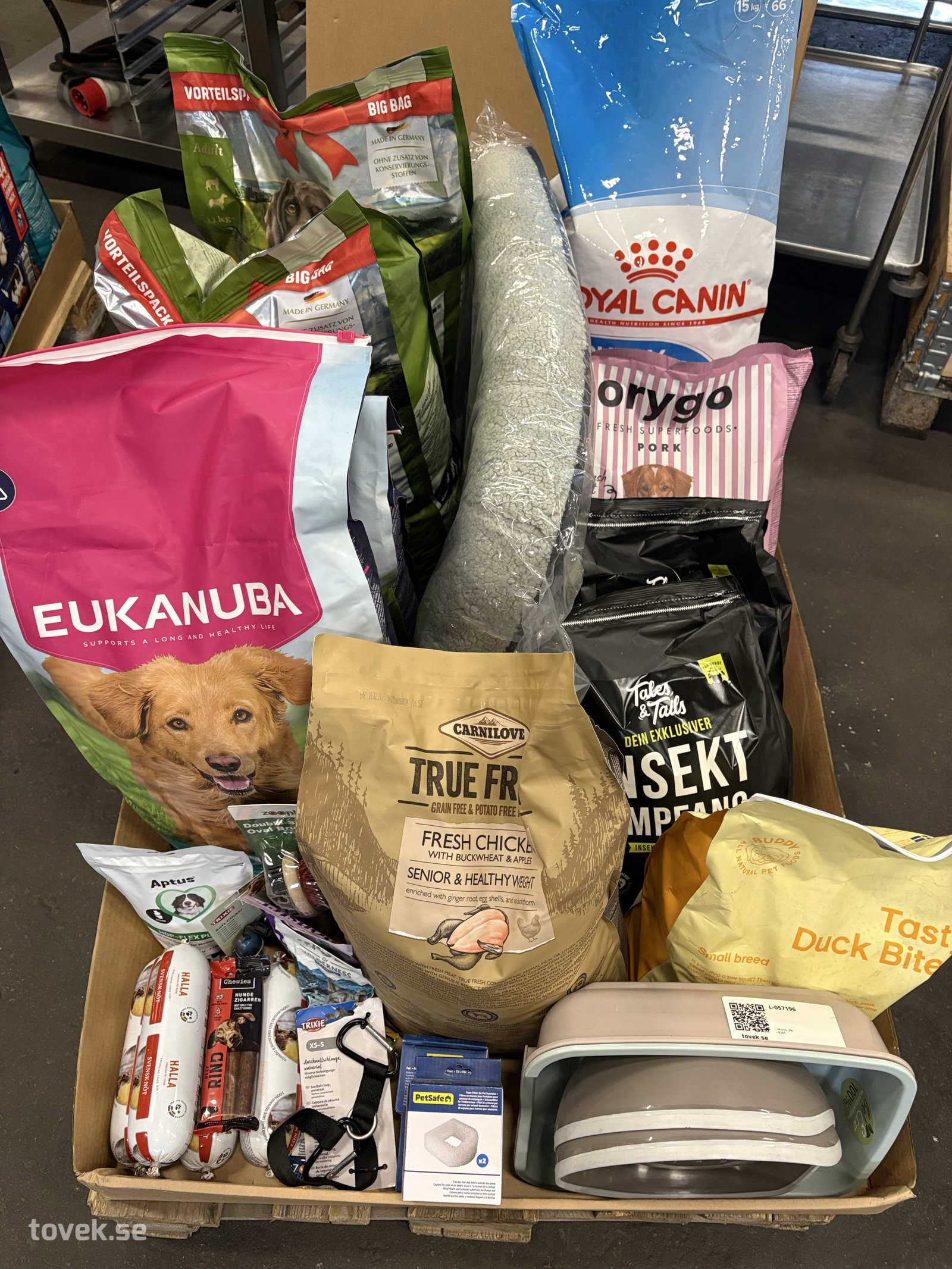 Hundmat, hundbädd, hundtillbehör, mm på auktion i Ätran hos Toveks Auktioner