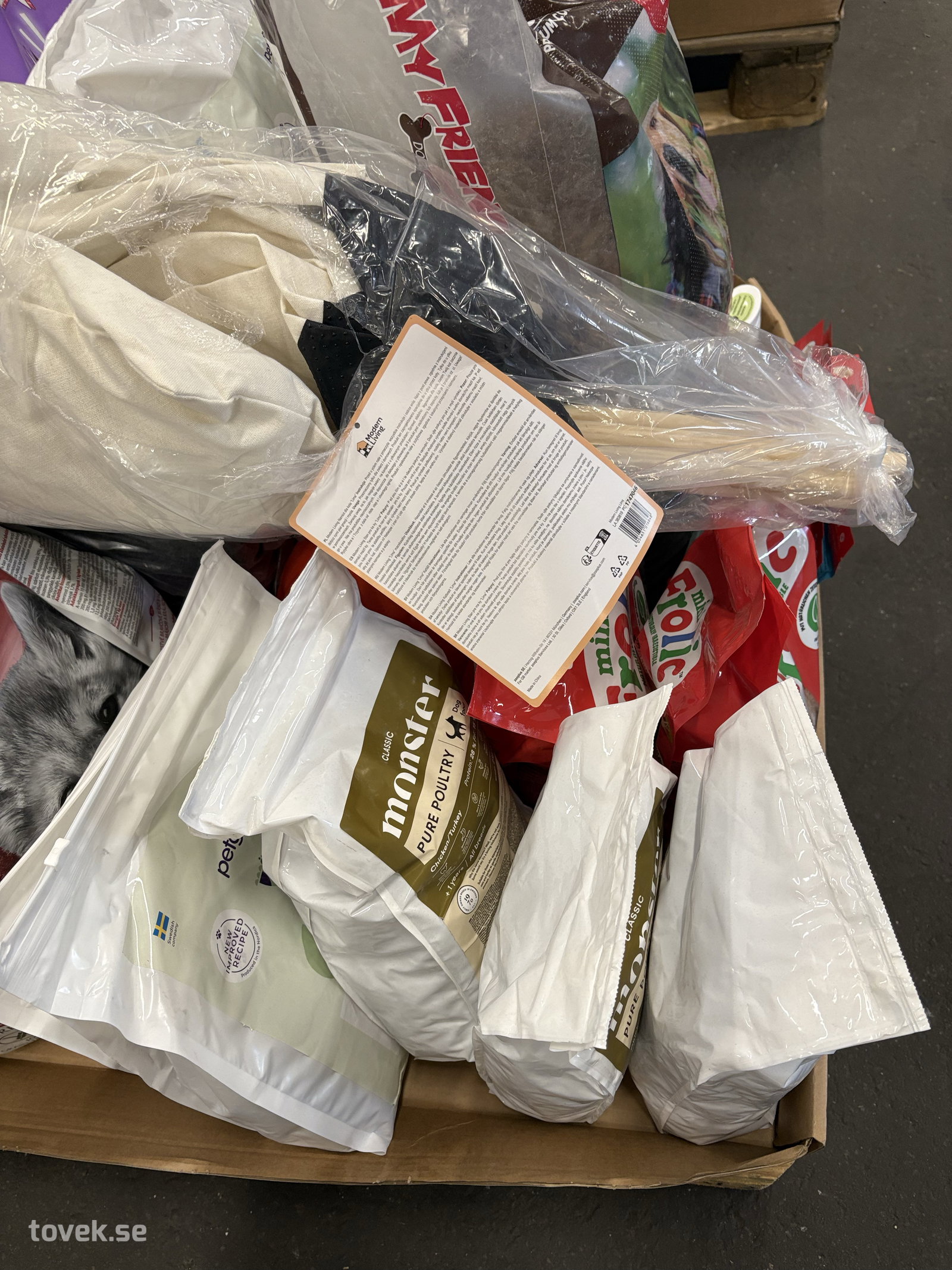 Hundmat, katt-tält, hundpläd, mm på auktion i Ätran hos Toveks Auktioner