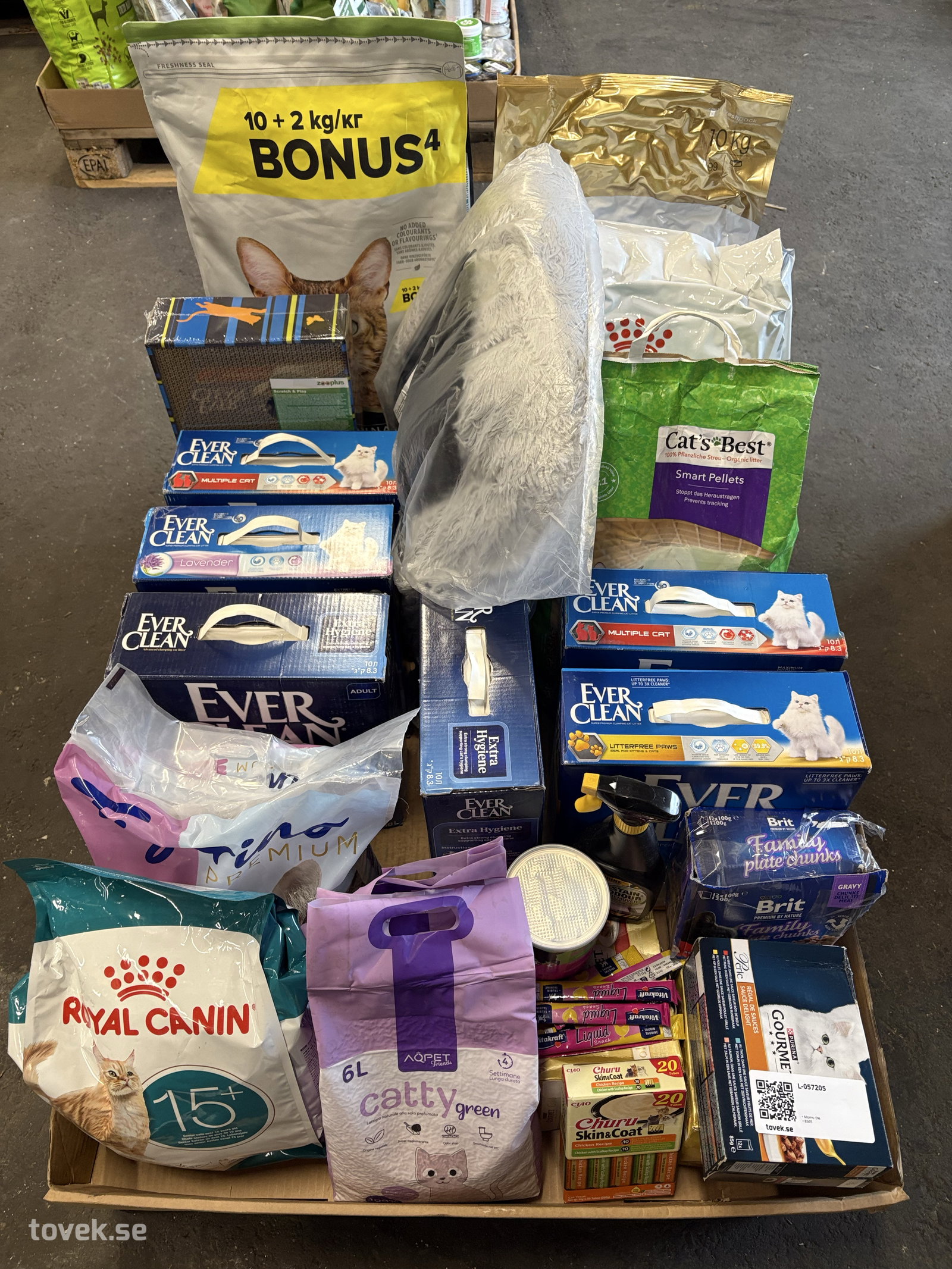 Kattmat, kattsand, pläd, mm på auktion i Ätran hos Toveks Auktioner