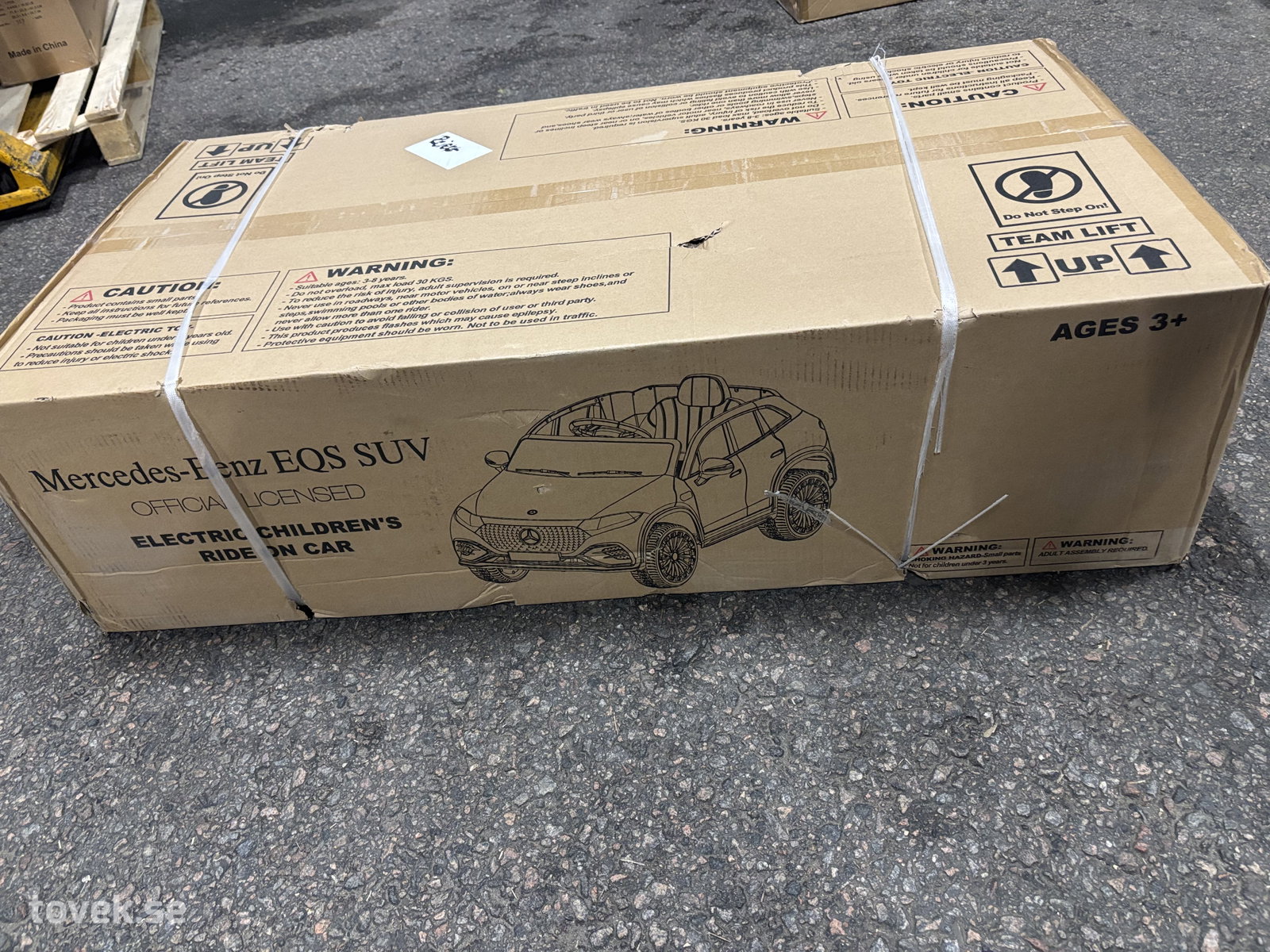 Elbil till barn, Mercedes, skadat emballage på auktion i Ätran hos Toveks Auktioner