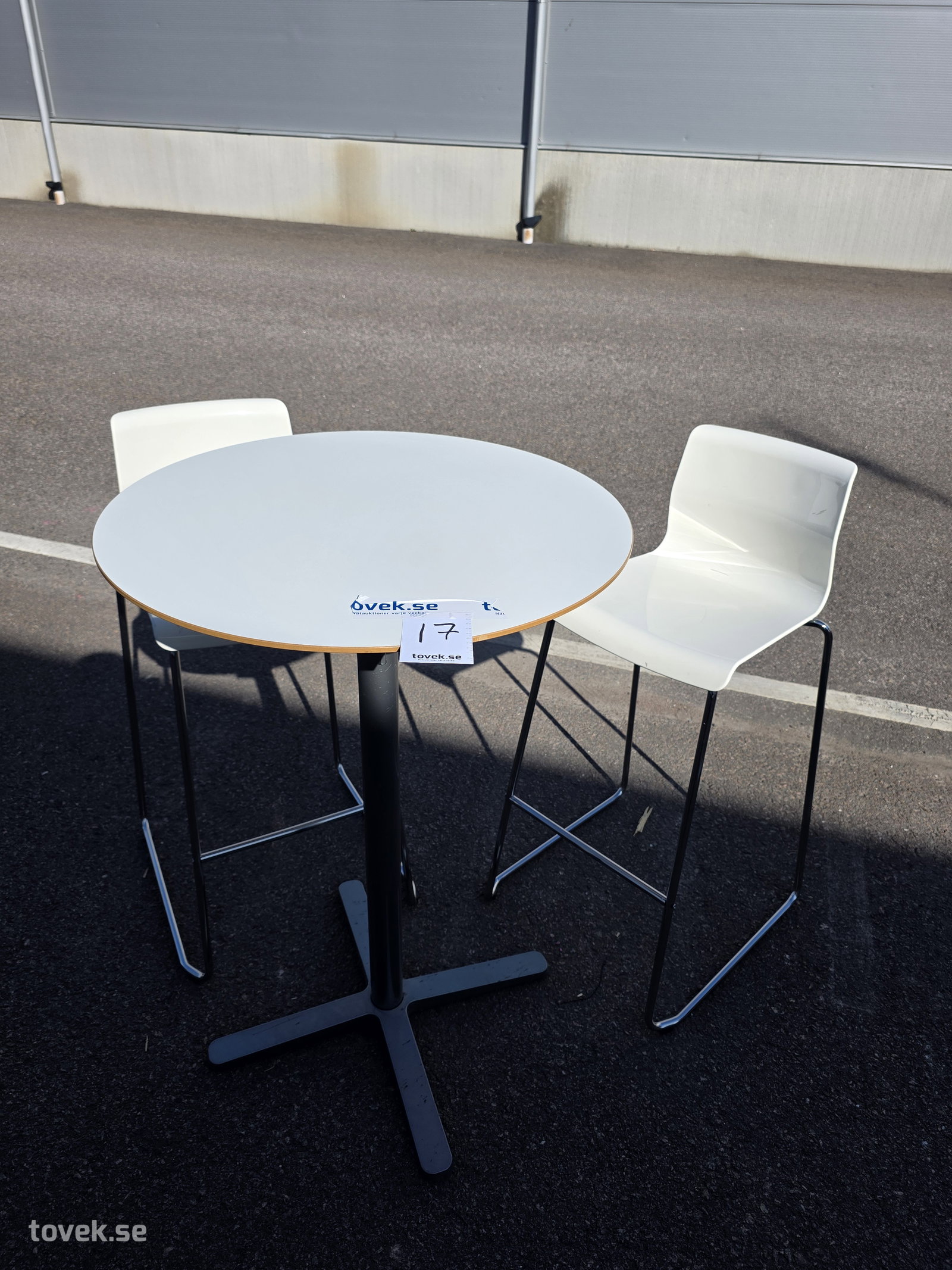 Barbord samt 2 st stolar (f.d rop 17) på auktion i Motala hos Toveks Auktioner