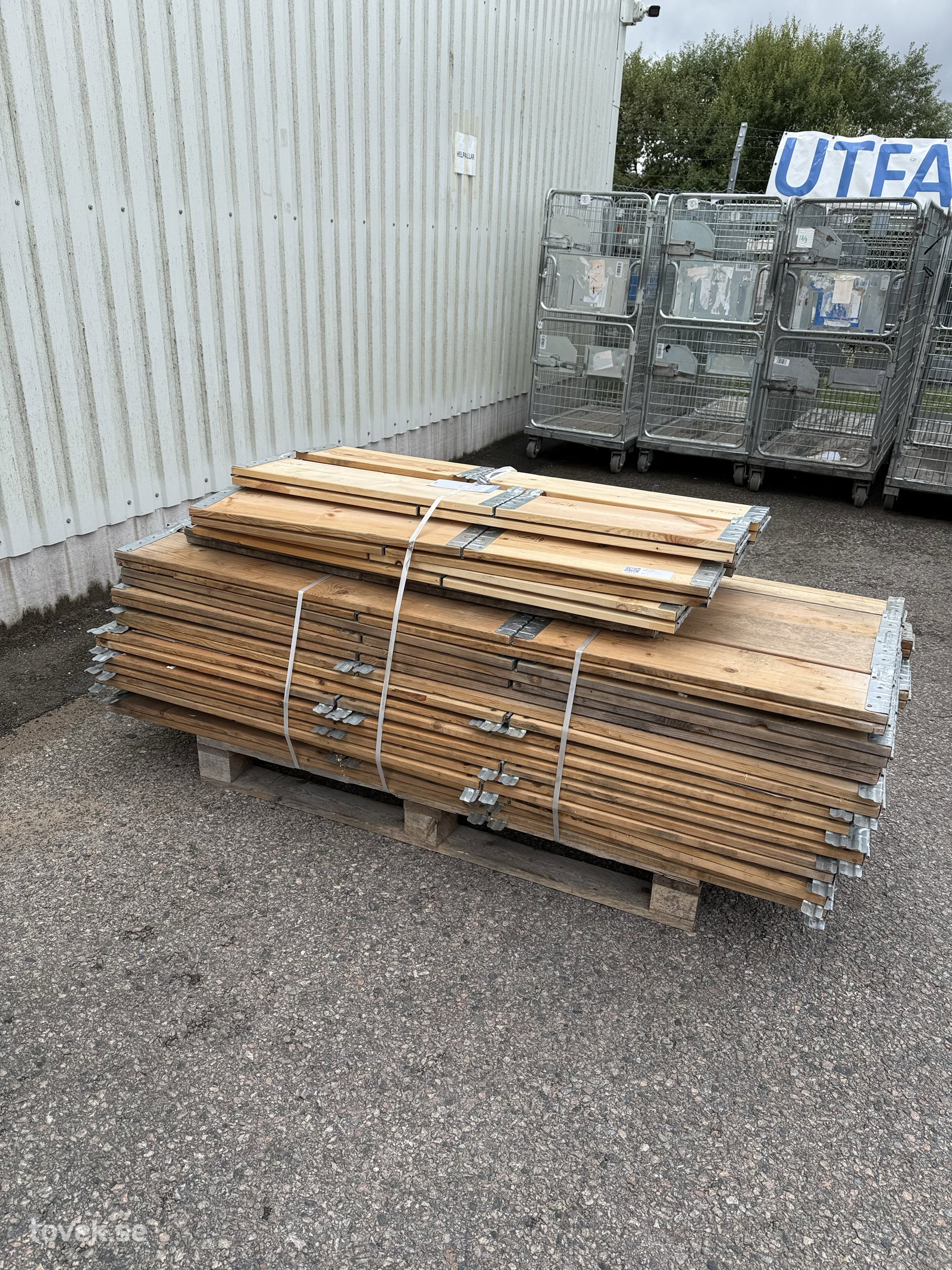 Pallkragar ca 47 st på auktion i Ätran hos Toveks Auktioner