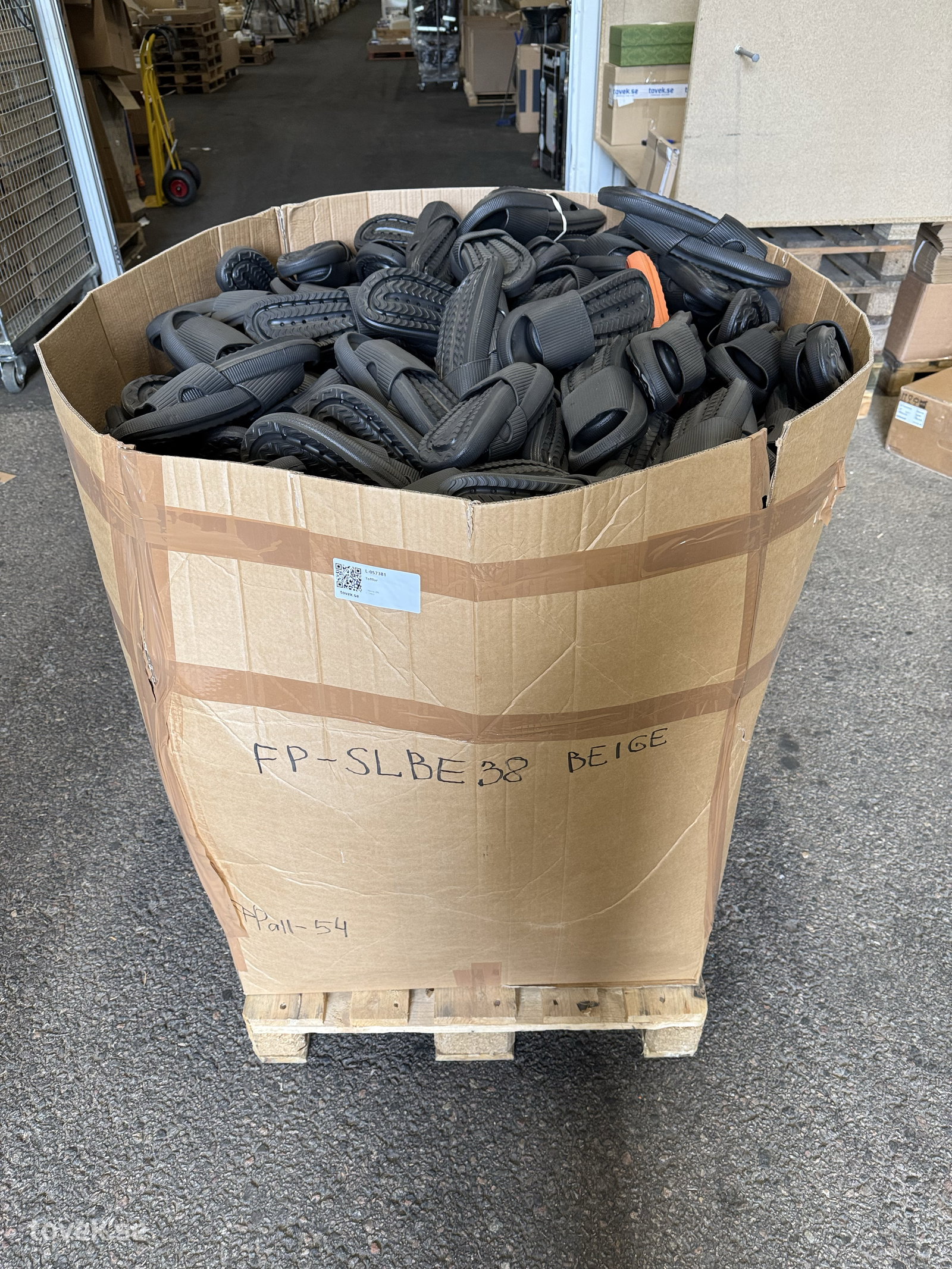 Tofflor på auktion i Ätran hos Toveks Auktioner