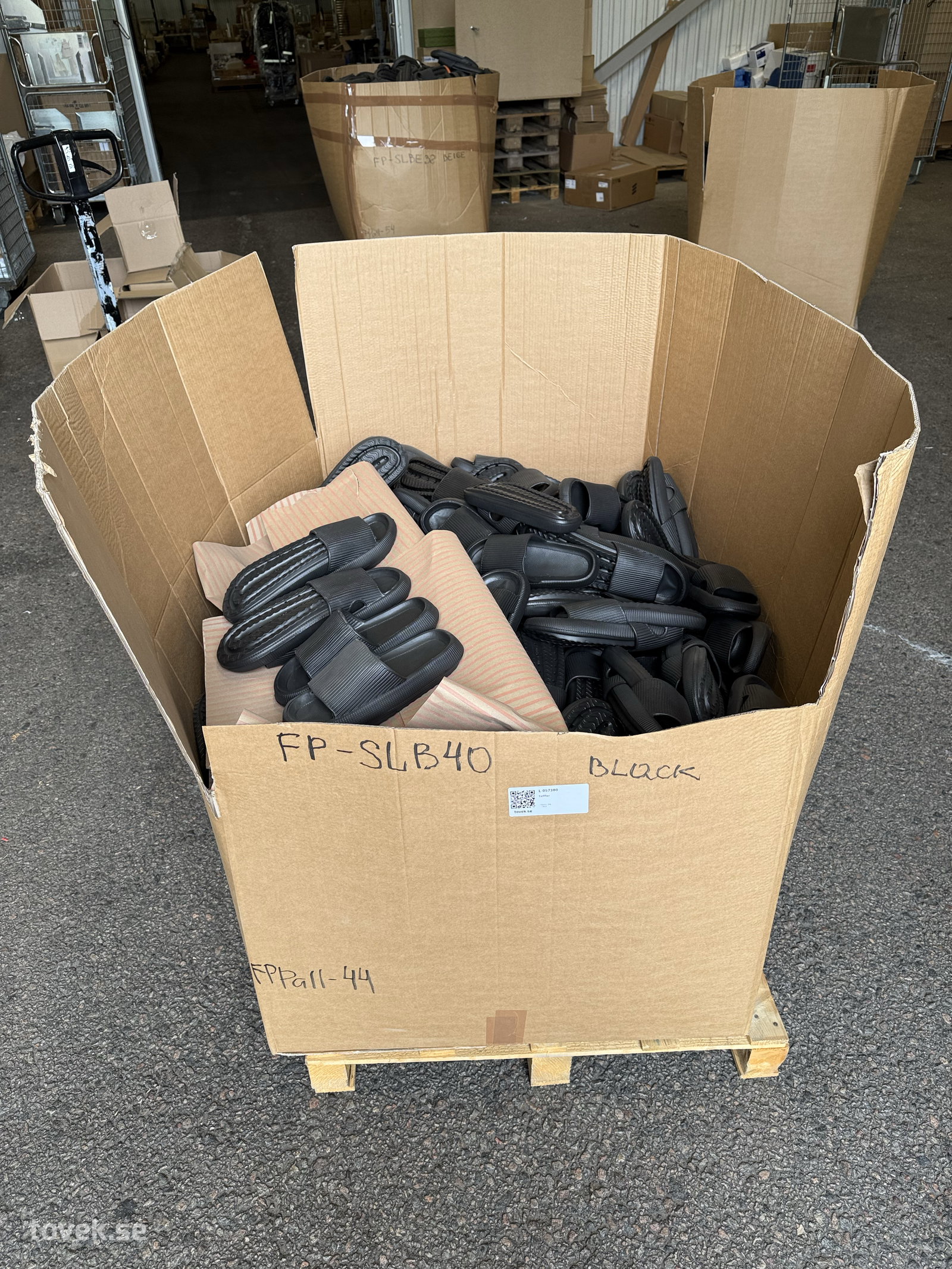 Tofflor på auktion i Ätran hos Toveks Auktioner