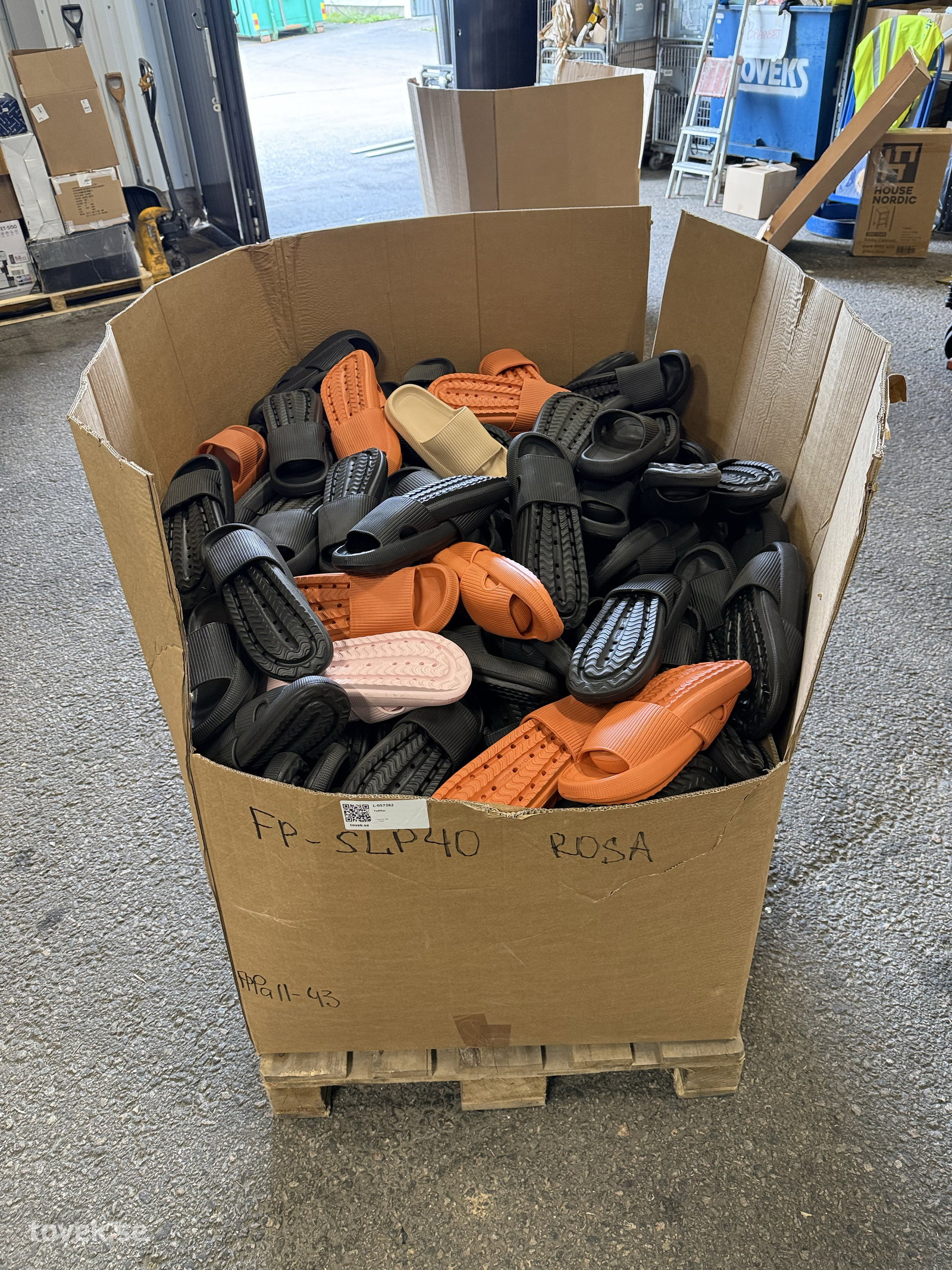 Tofflor på auktion i Ätran hos Toveks Auktioner