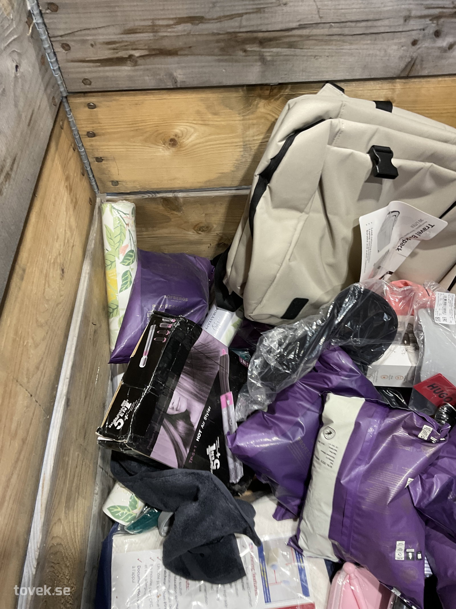 Fyndlåda - osorterat från logistikföretag på auktion i Tuna Hästberg, Idkerberget hos Toveks Auktioner