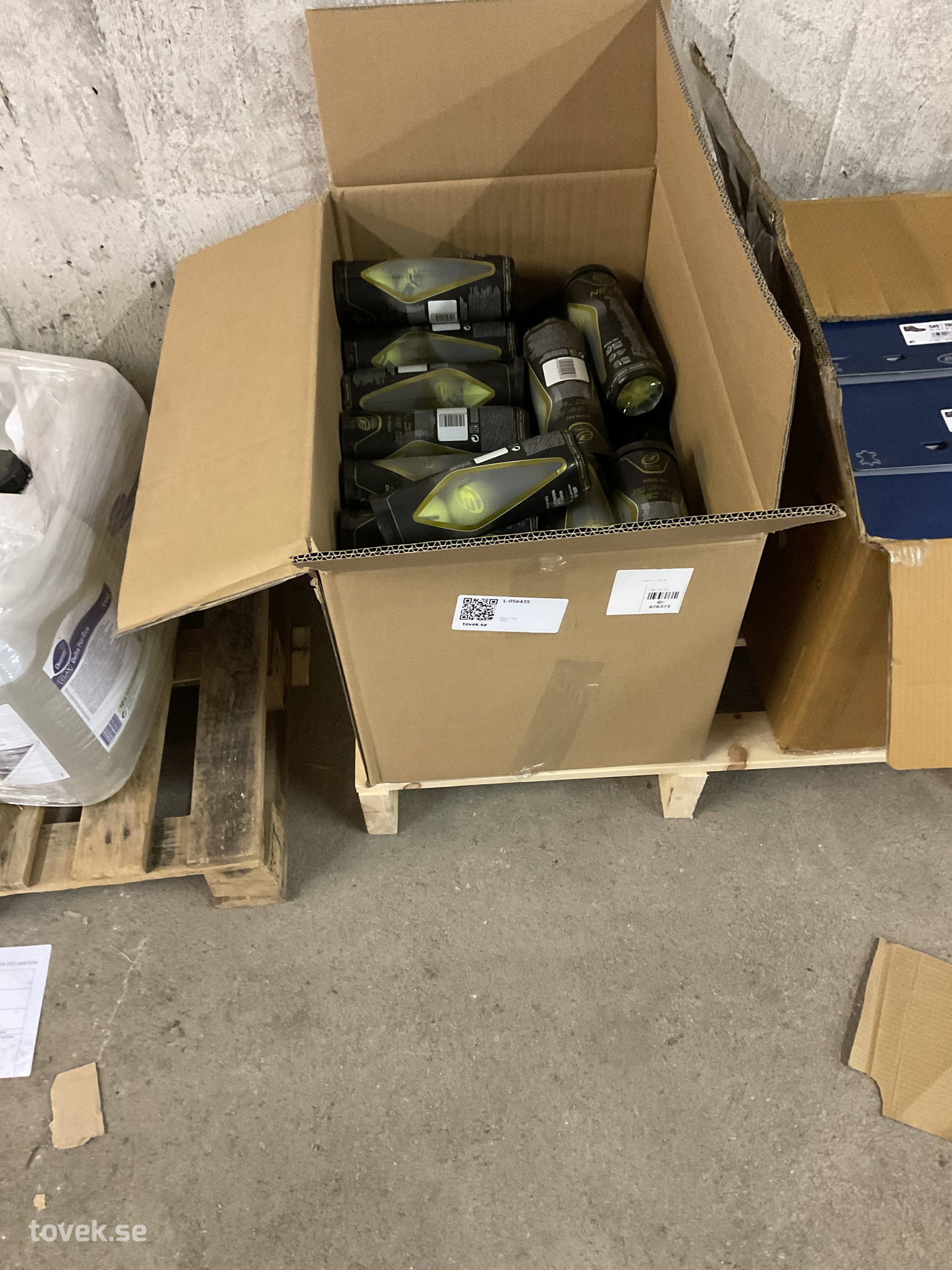 Padelbollar i kartong på auktion i Tuna Hästberg, Idkerberget hos Toveks Auktioner