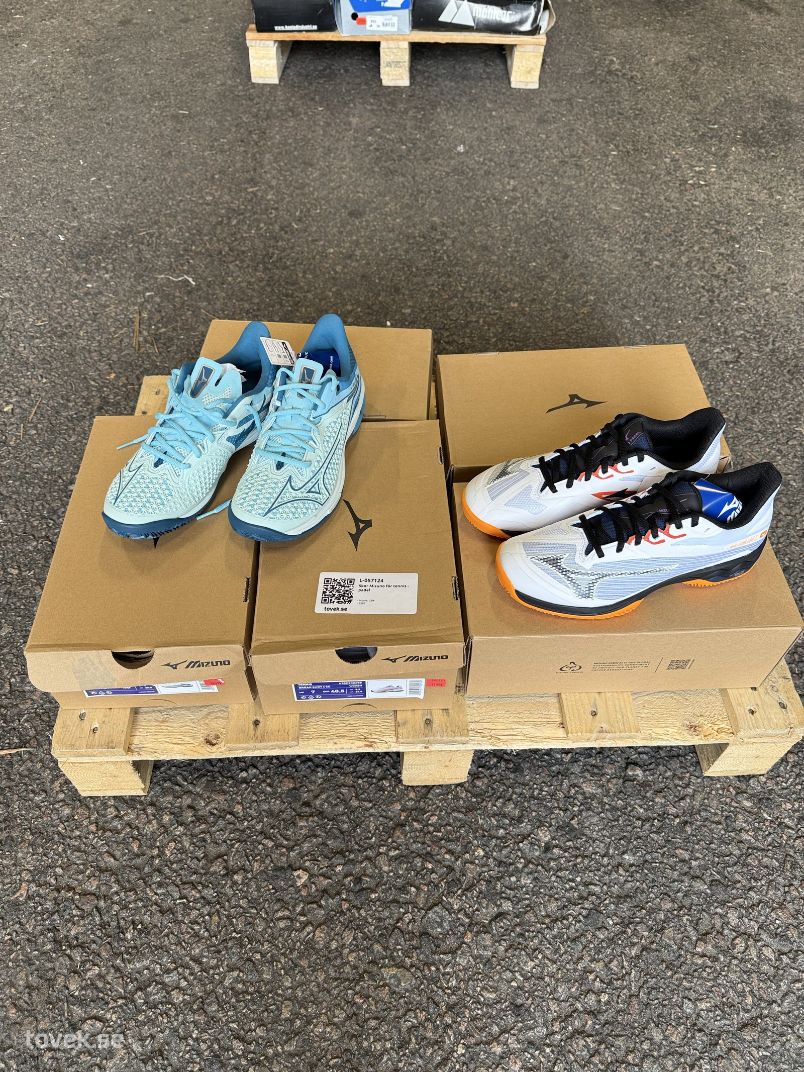 Skor Mizuno för tennis - padel på auktion i Ätran hos Toveks Auktioner