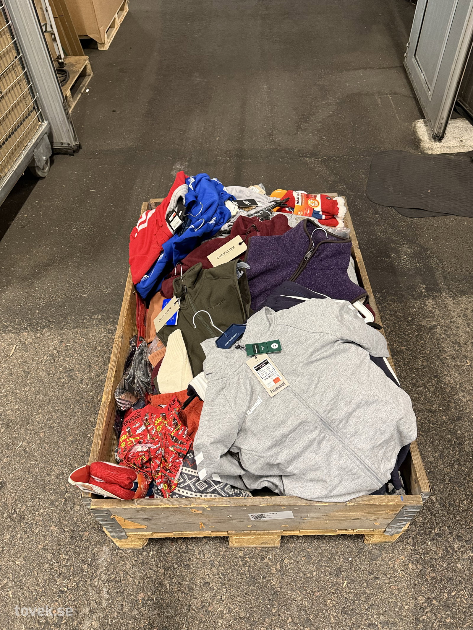 Kläder på auktion i Ätran hos Toveks Auktioner