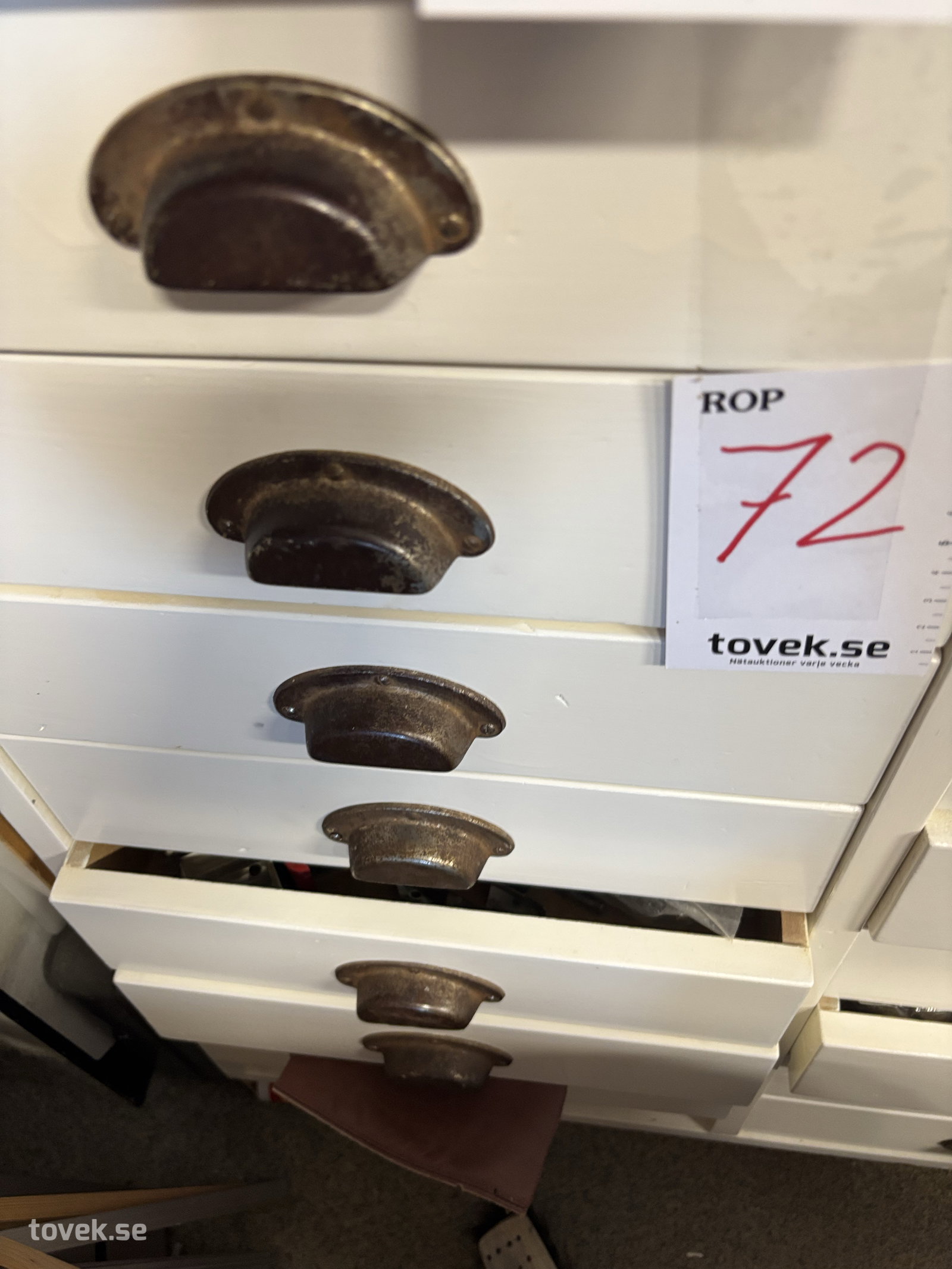 Allt i lådorna på auktion i Sundsvall hos Toveks Auktioner