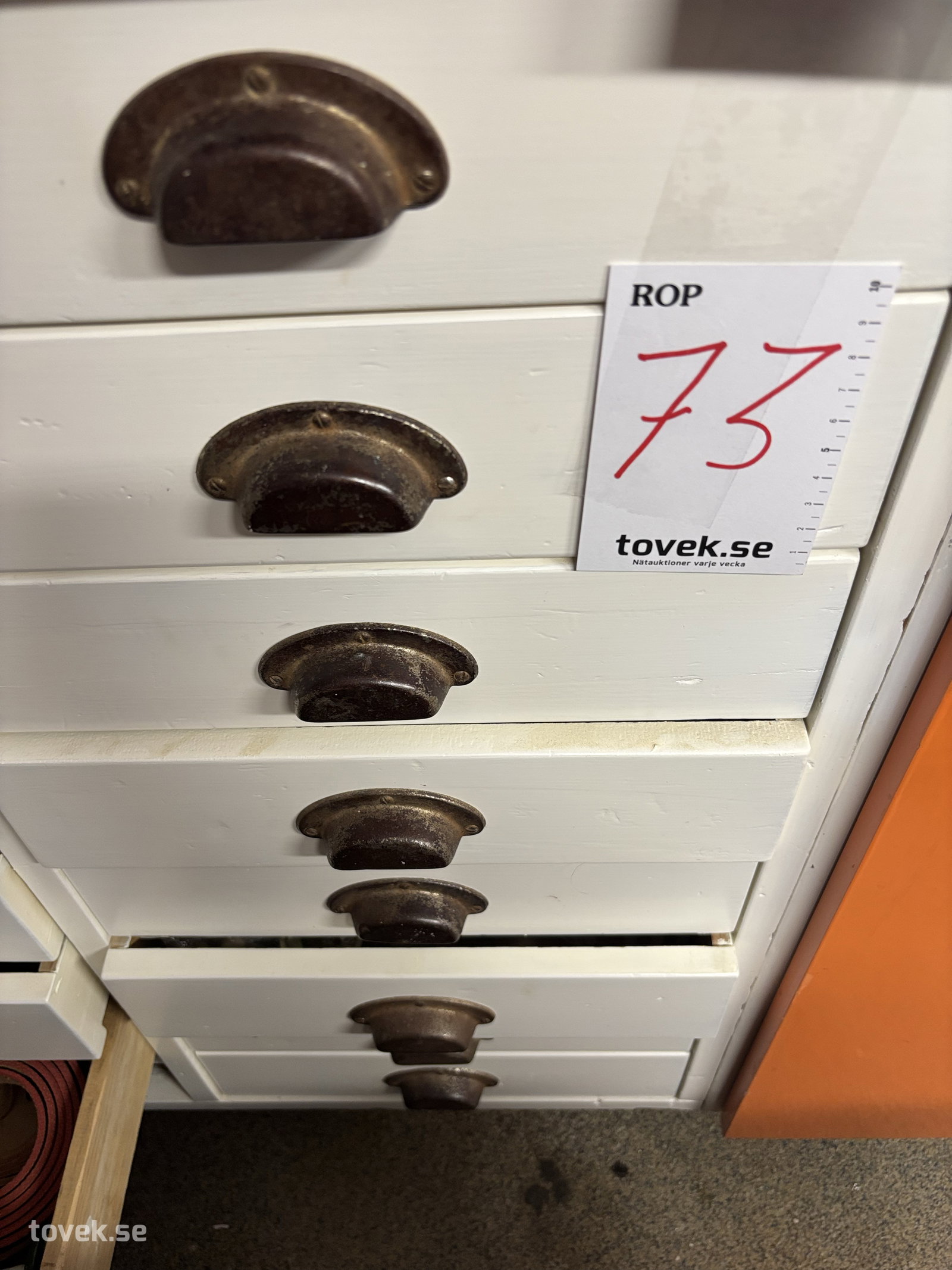 Allt i lådorna på auktion i Sundsvall hos Toveks Auktioner