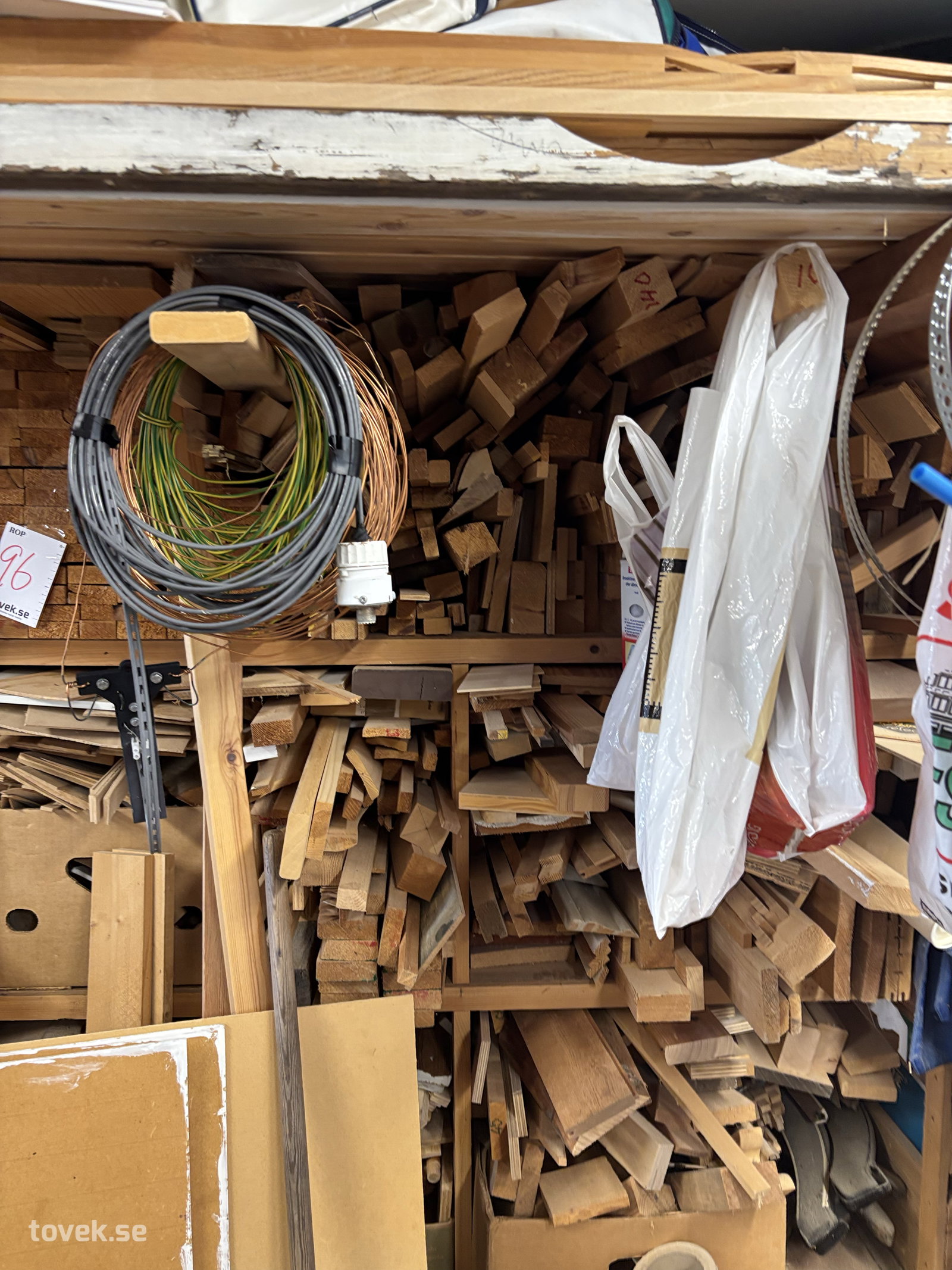 Diverse material enligt bilder på auktion i Sundsvall hos Toveks Auktioner