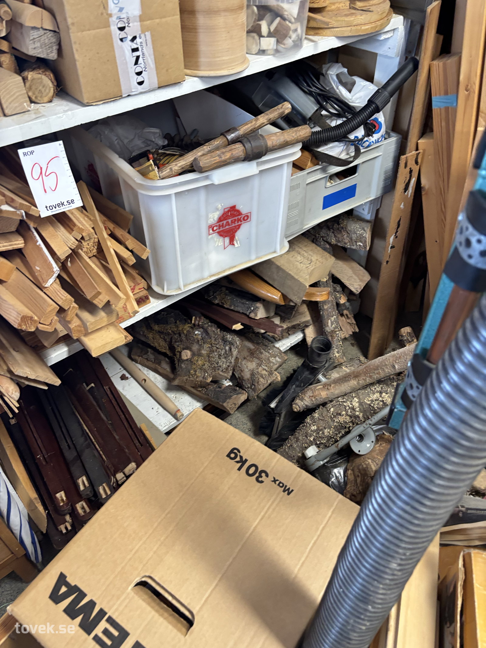 Diverse material enligt bilder på auktion i Sundsvall hos Toveks Auktioner