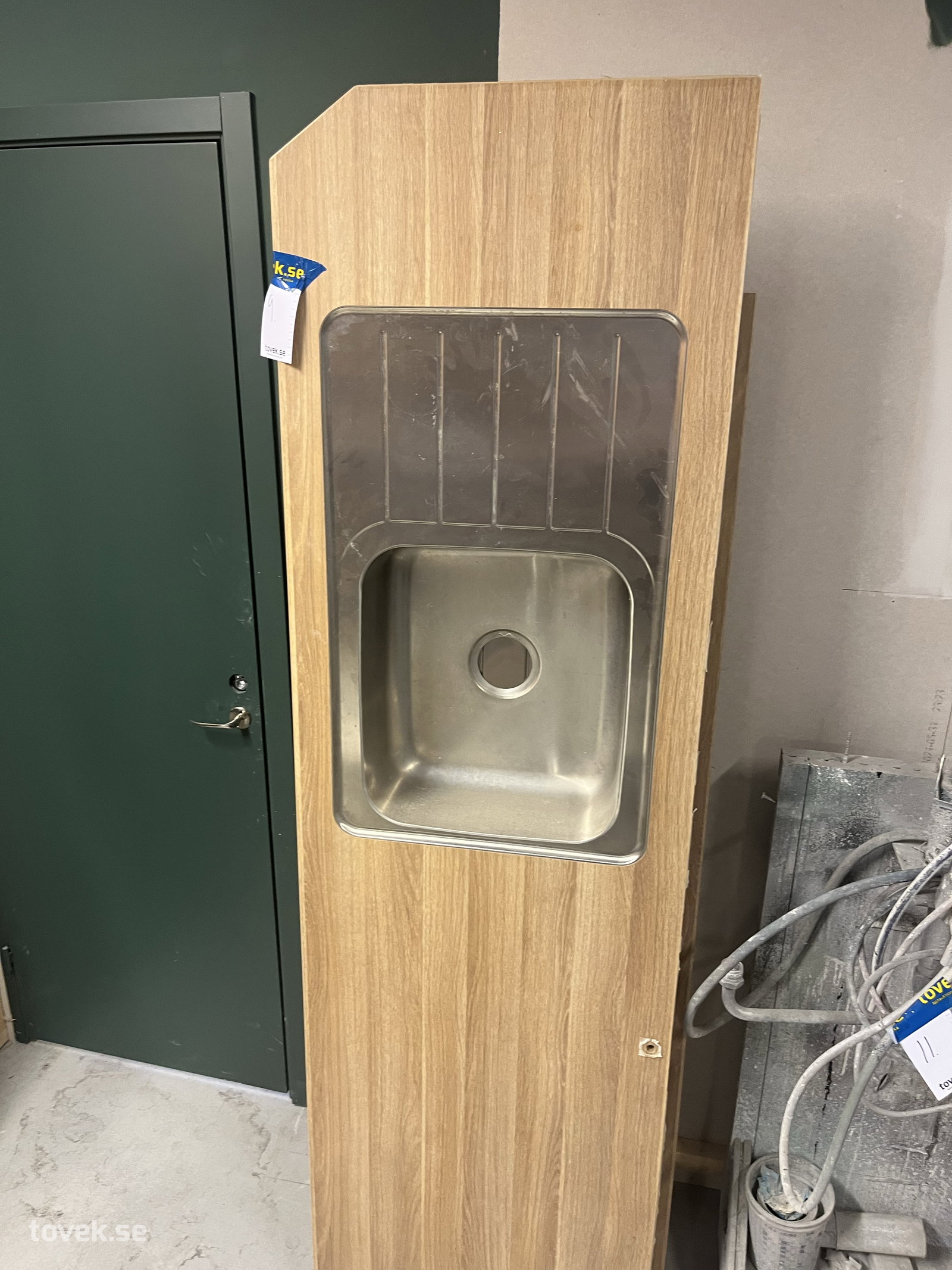 Bänkskiva med underlimmad ho, mått: 61 x 208 på auktion i Mora hos Toveks Auktioner