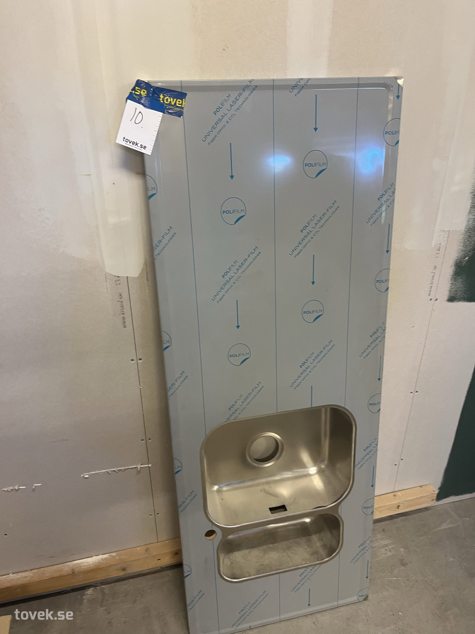 Rostfri bänkskiva med ho och droppkant, mått: 60 x 158 på auktion i Mora hos Toveks Auktioner