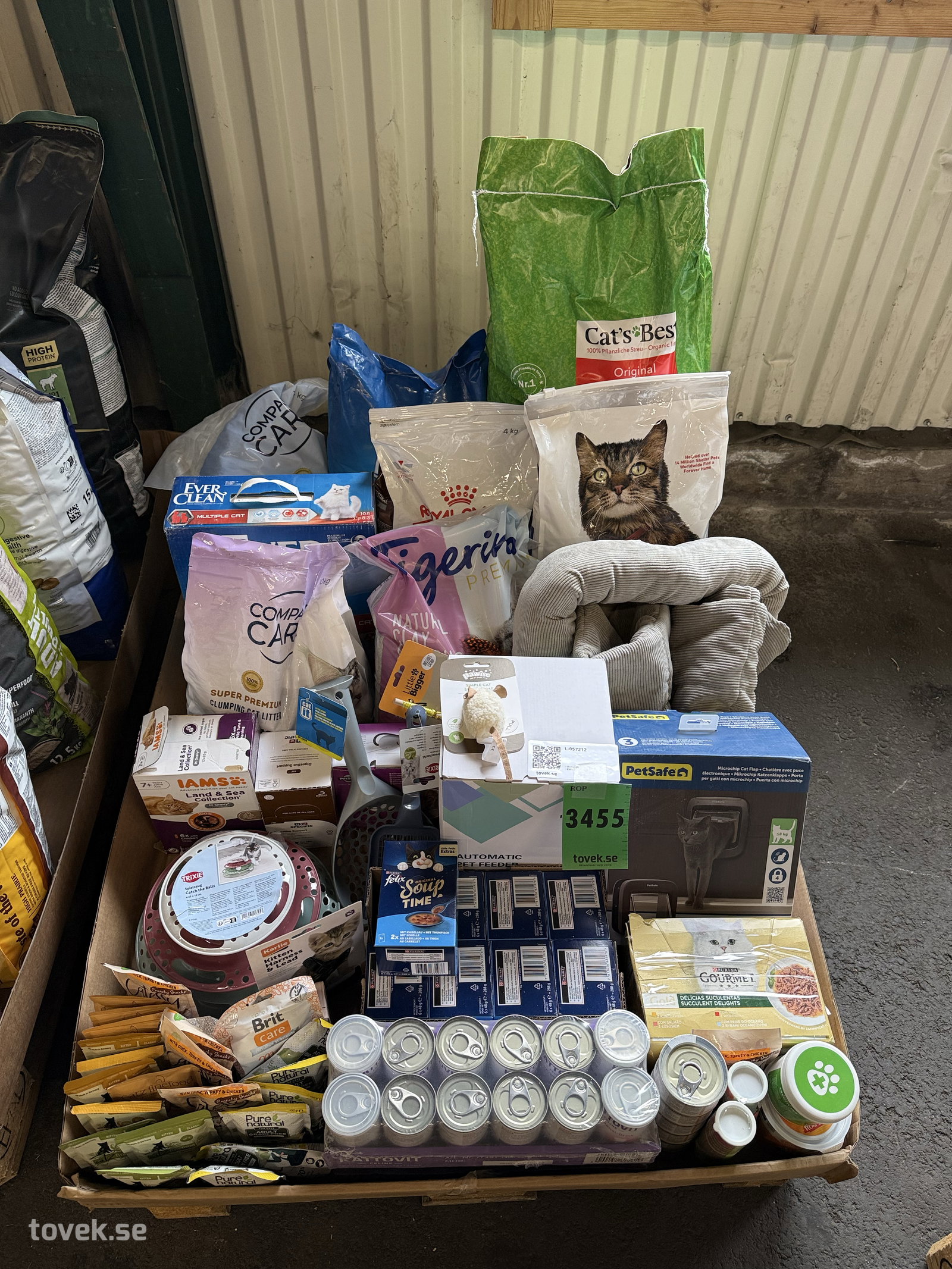 Kattsäng, blötmat, m.m på auktion i Ätran hos Toveks Auktioner