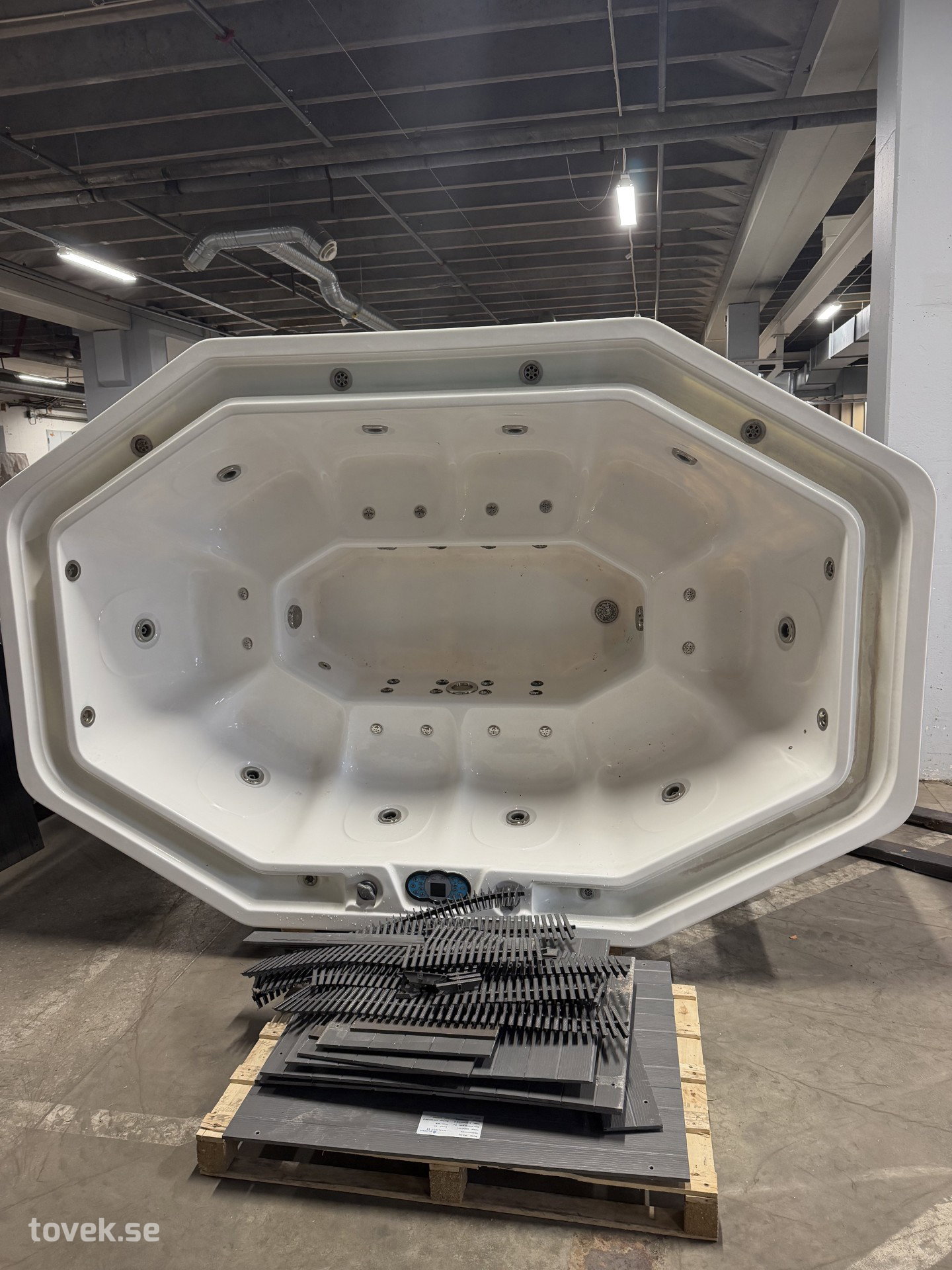 Begagnat overflow-spabad 300 × 200 cm på auktion i Borås hos Toveks Auktioner