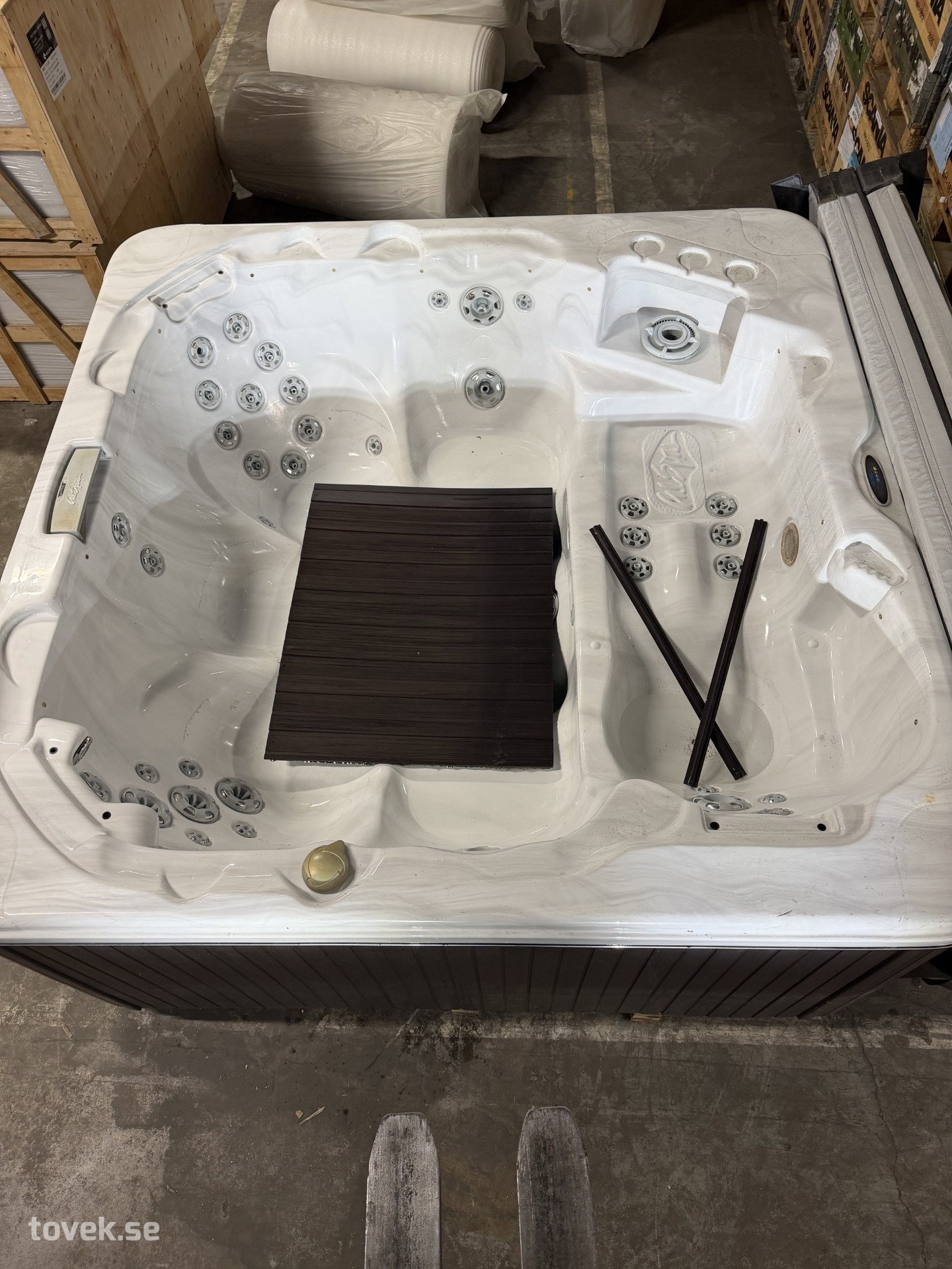 Begagnat Cal Spas 230 × 230 cm på auktion i Borås hos Toveks Auktioner