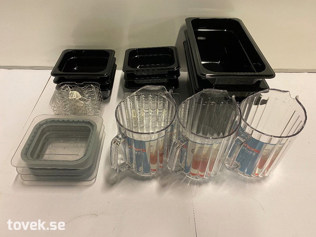 Kantiner 9st, plattor 6st, lock 6st, kannor 3st, Cambro på auktion i Ätran hos Toveks Auktioner