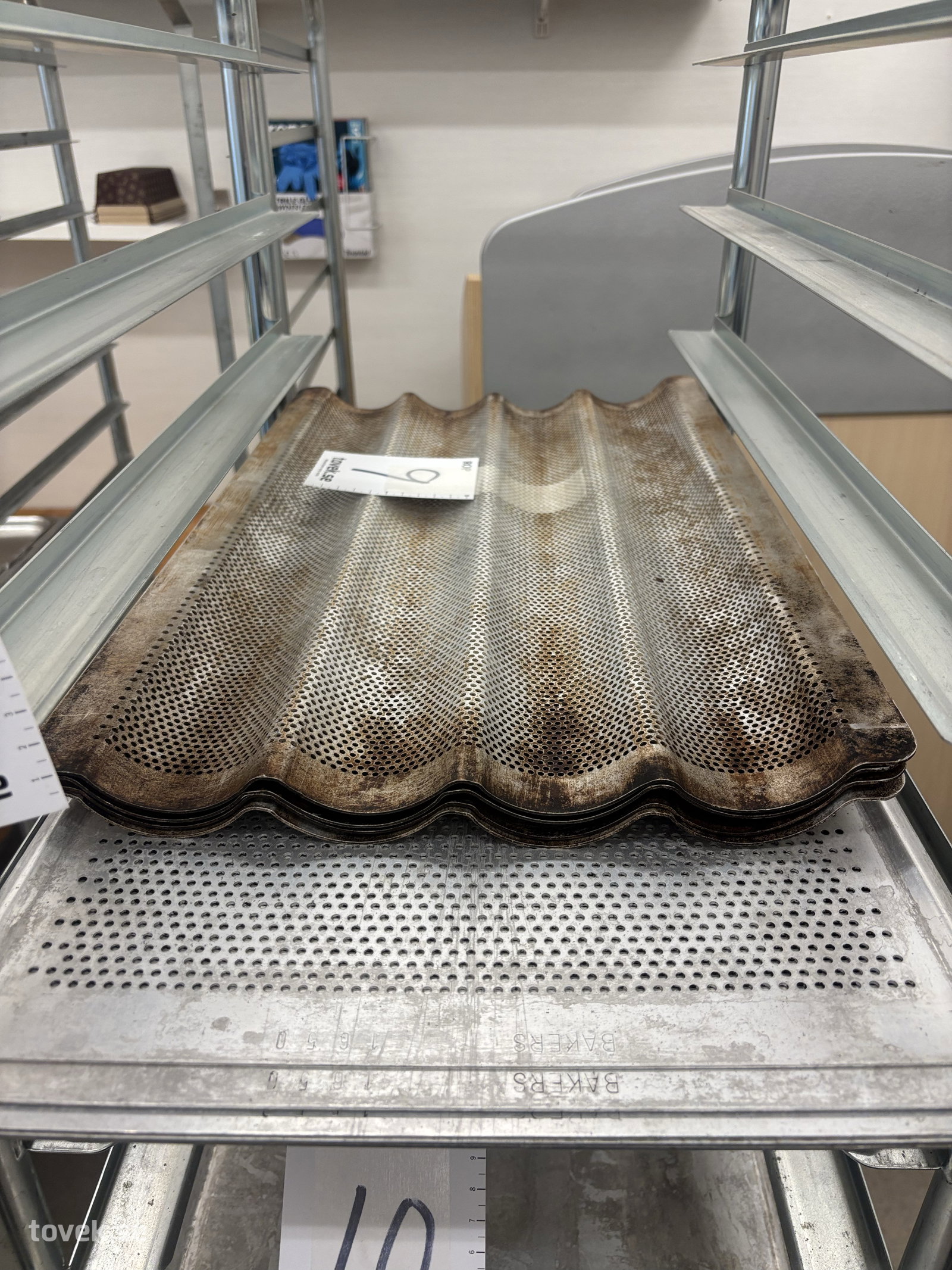 Plåtar i aluminium 53x32,5 var av 4 st baguetteplåtar på auktion i Varberg hos Toveks Auktioner