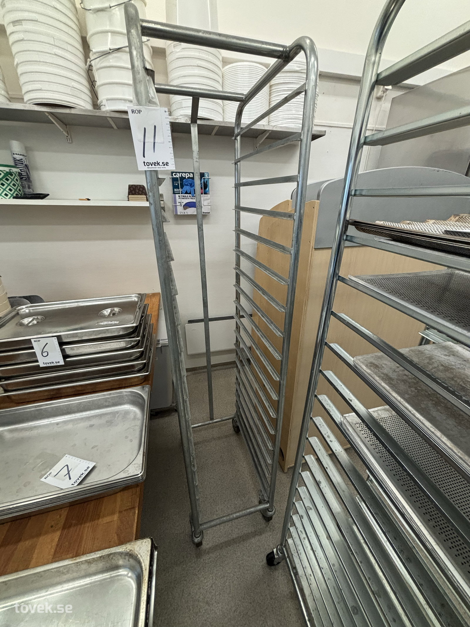 Ställ för plåtar 53x32,5 på auktion i Varberg hos Toveks Auktioner