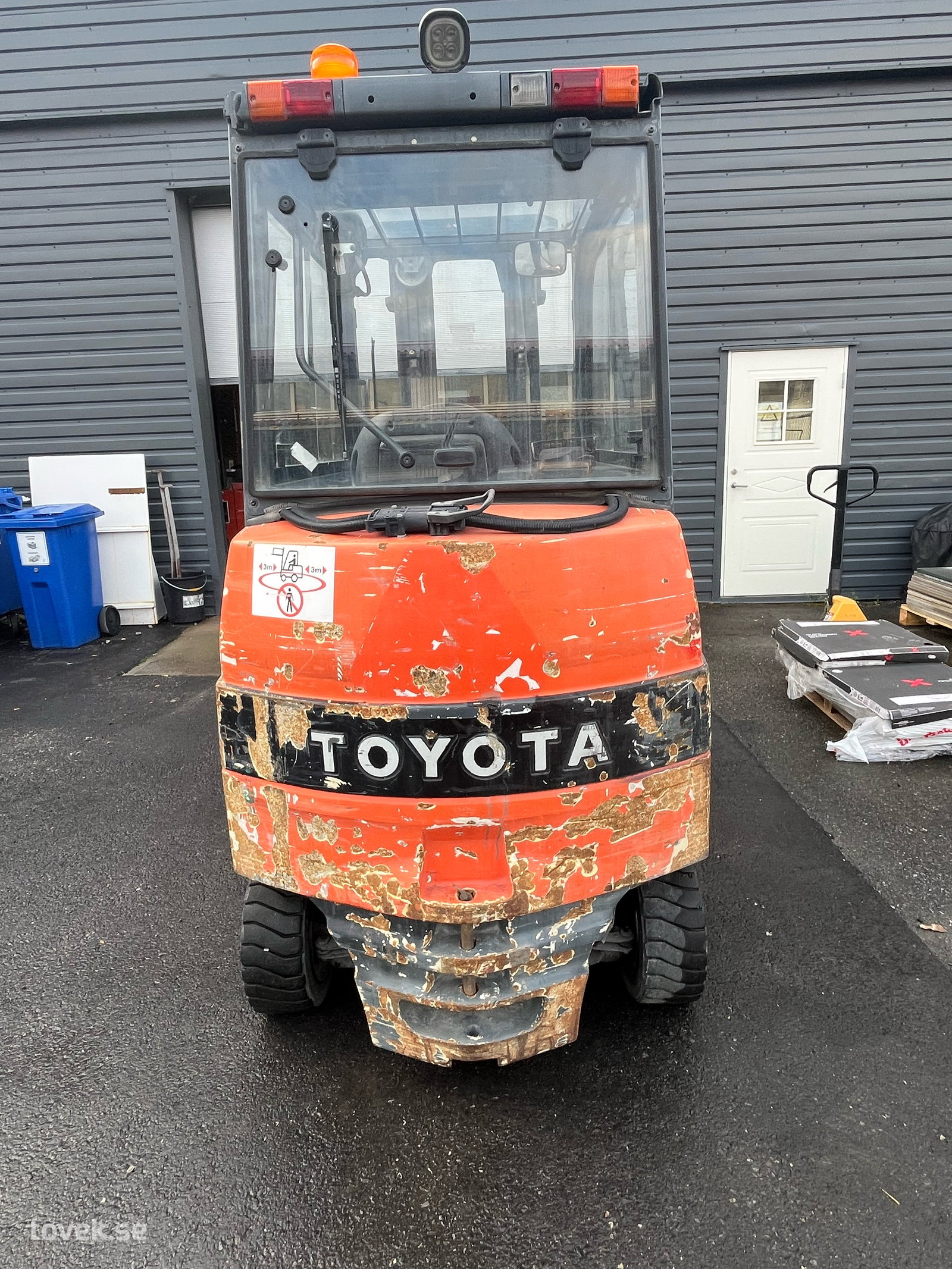 Motviktstruck elektrisk Toyota 7FBMF35 - Auktionsfirman förbehåller sig rätten att använda trucken på avhämtni på auktion i Östersund hos Toveks Auktioner