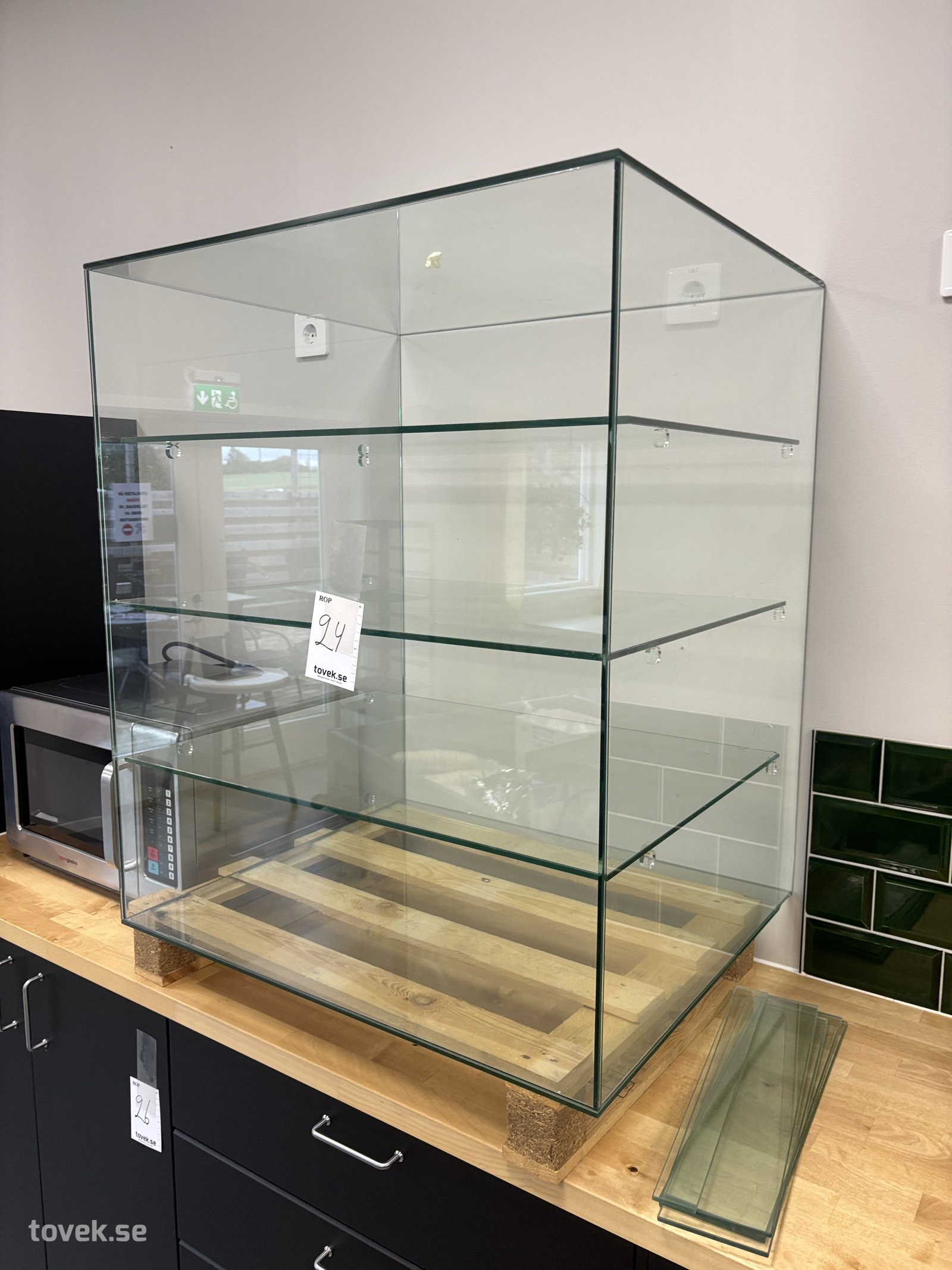Glasdisplay 80x68, höjd 95 cm på auktion i Varberg hos Toveks Auktioner