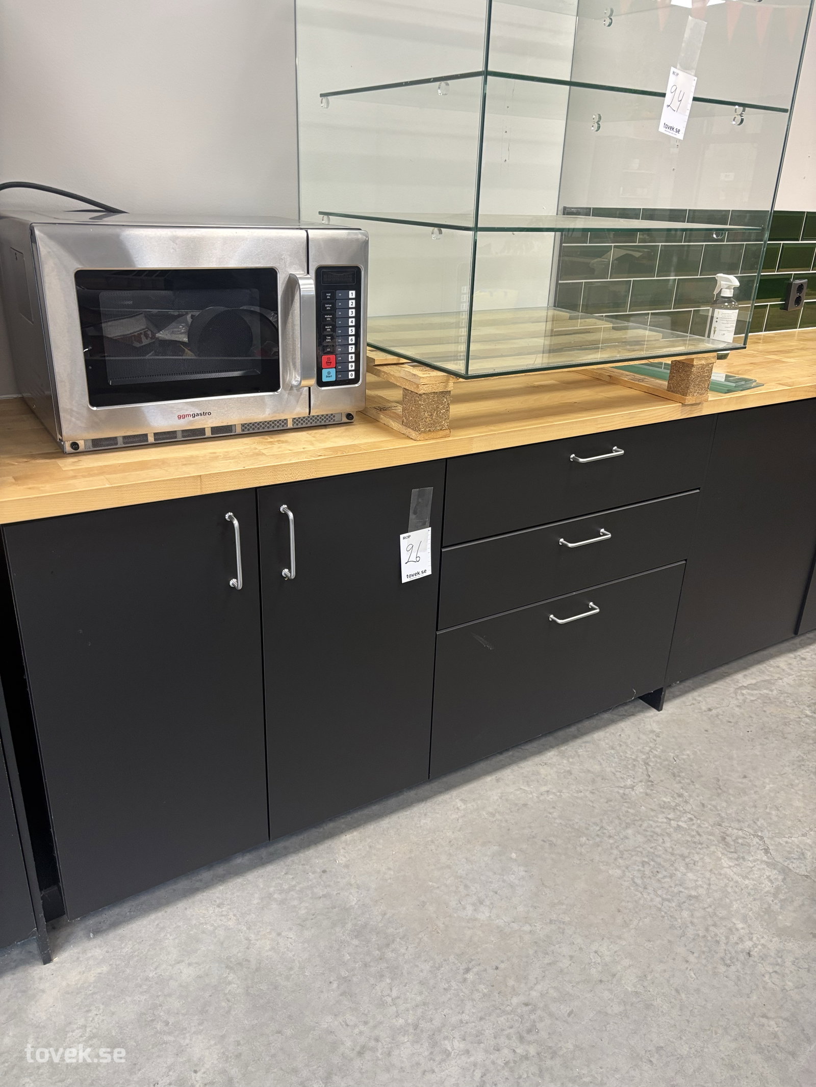 Köksbänk IKEA med kylskåp 210x63 cm på auktion i Varberg hos Toveks Auktioner