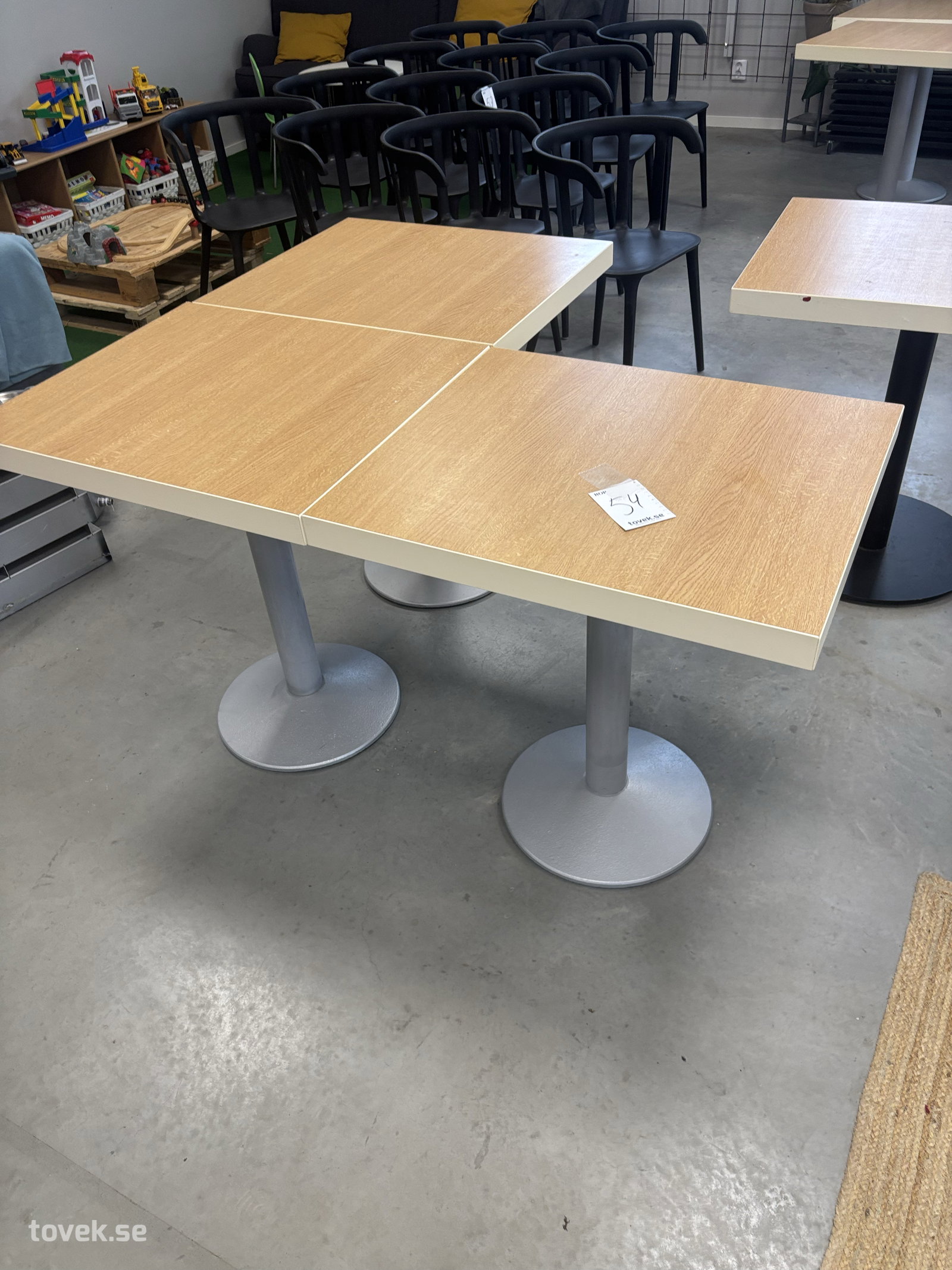 Bord 69x59 cm 14 st med silverfärgade ben och 3 st med svart ben på auktion i Varberg hos Toveks Auktioner