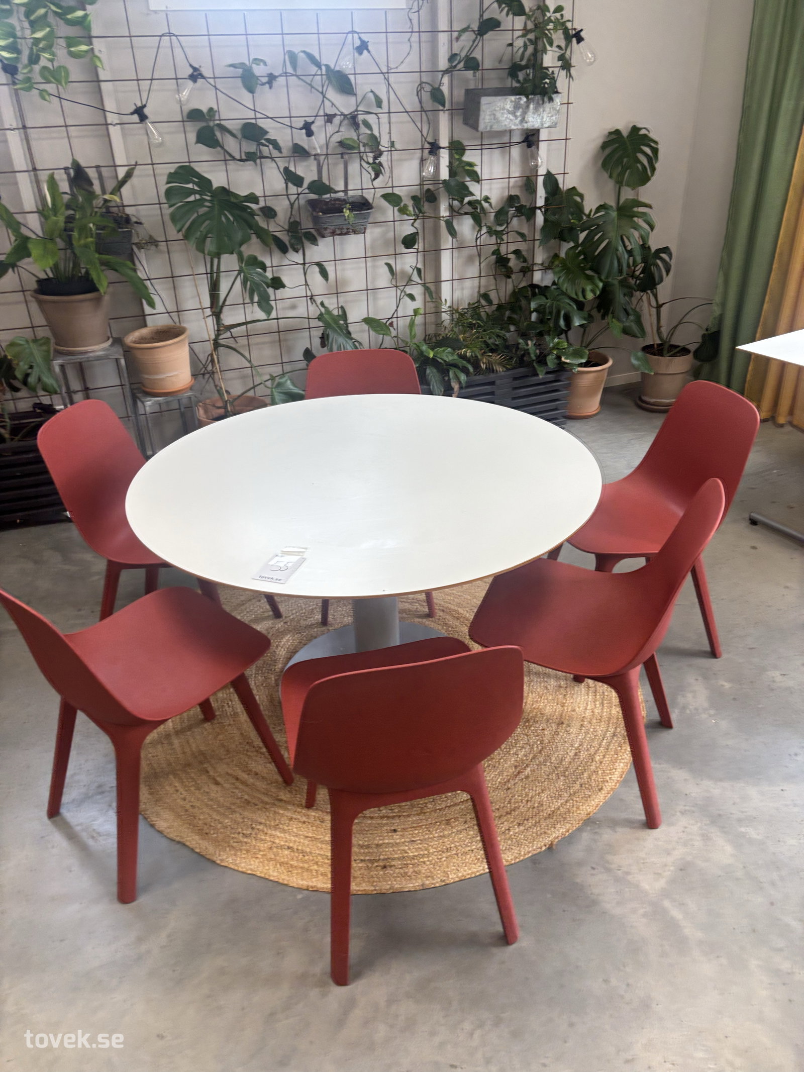 Bord med 6 st stolar (diameter 120 cm) på auktion i Varberg hos Toveks Auktioner