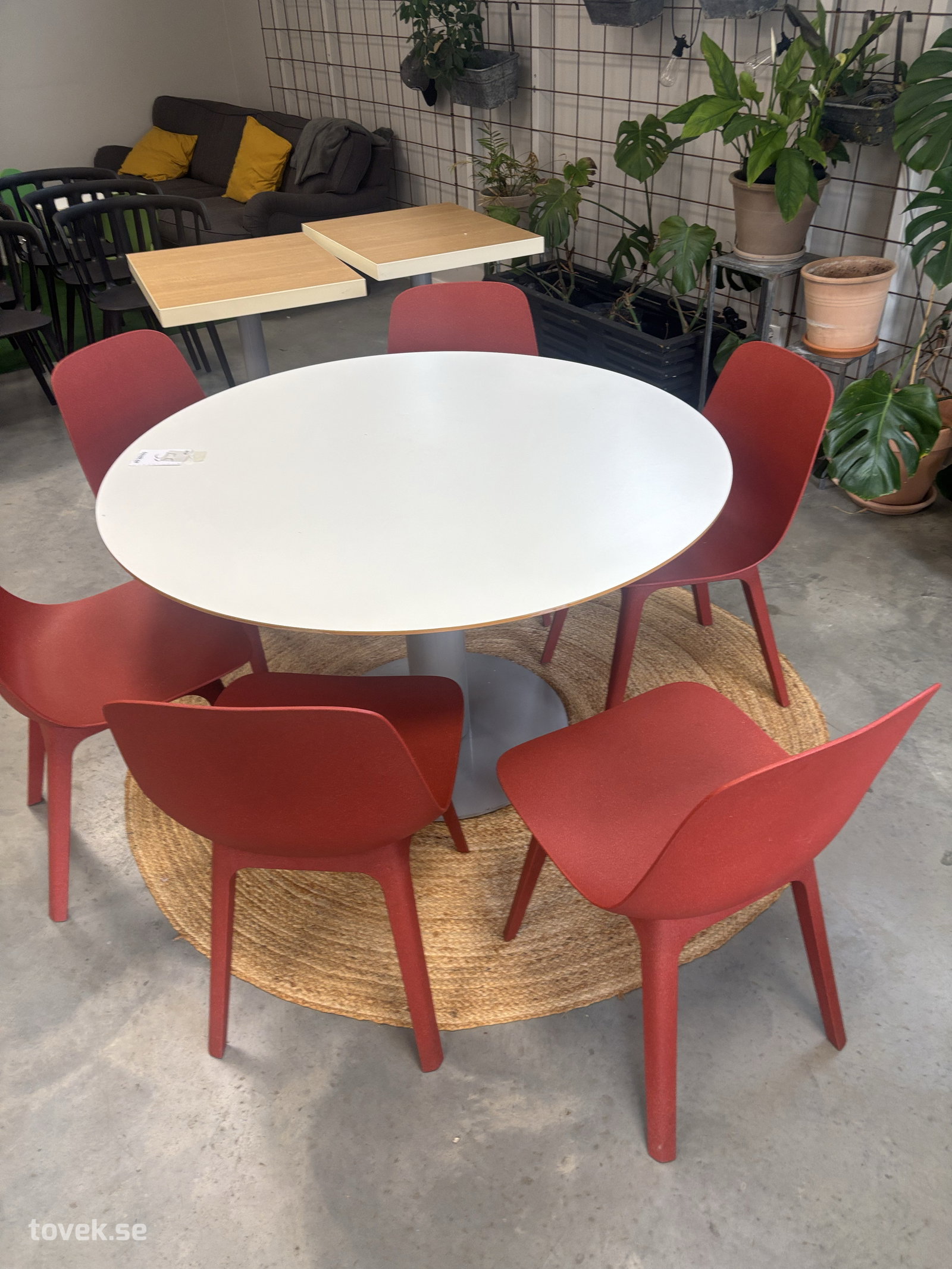 Bord med 6 st stolar (diameter 120 cm) på auktion i Varberg hos Toveks Auktioner