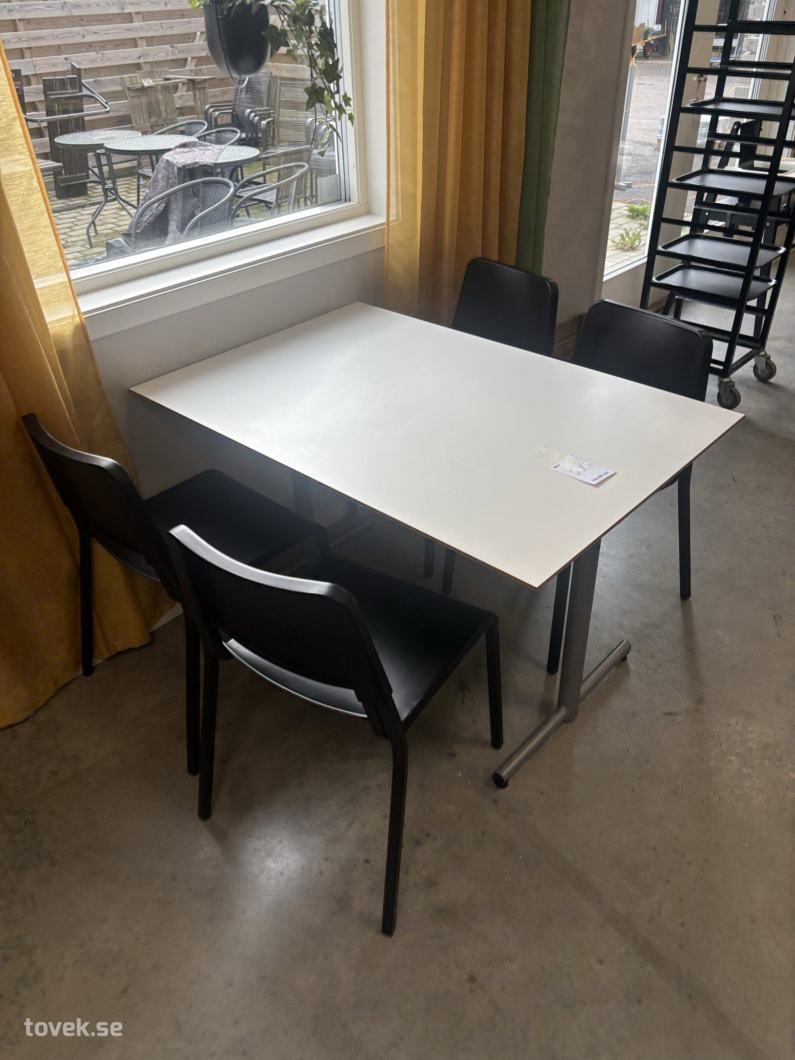 Bord med 4 st stolar på auktion i Varberg hos Toveks Auktioner