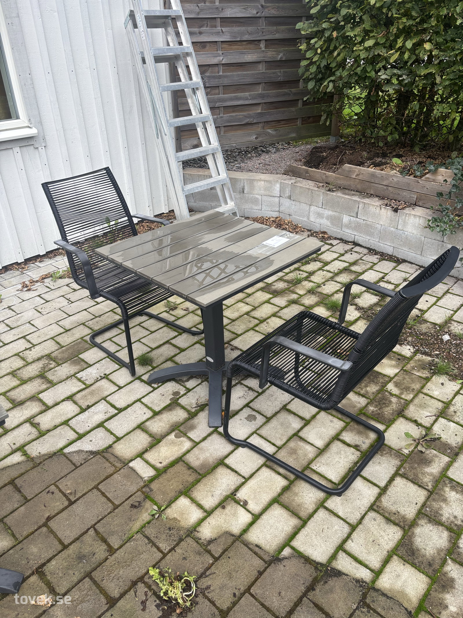 Bord med 2 st sköna stolar på auktion i Varberg hos Toveks Auktioner