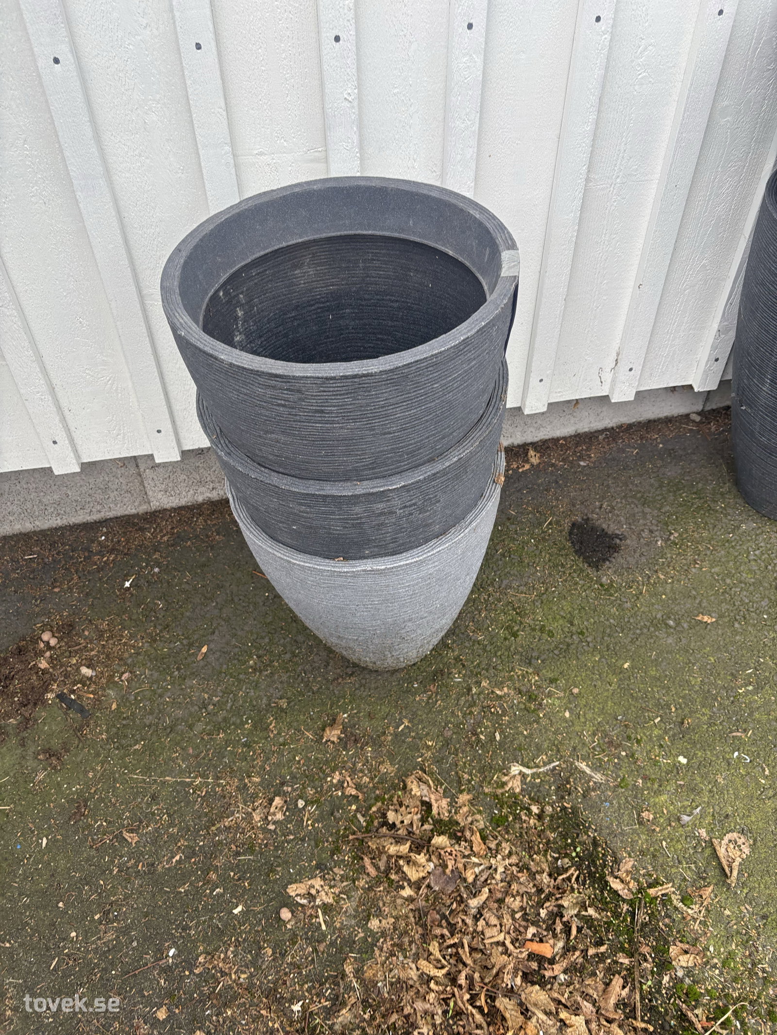 Krukor i plast höjd 42 cm 3 st på auktion i Varberg hos Toveks Auktioner