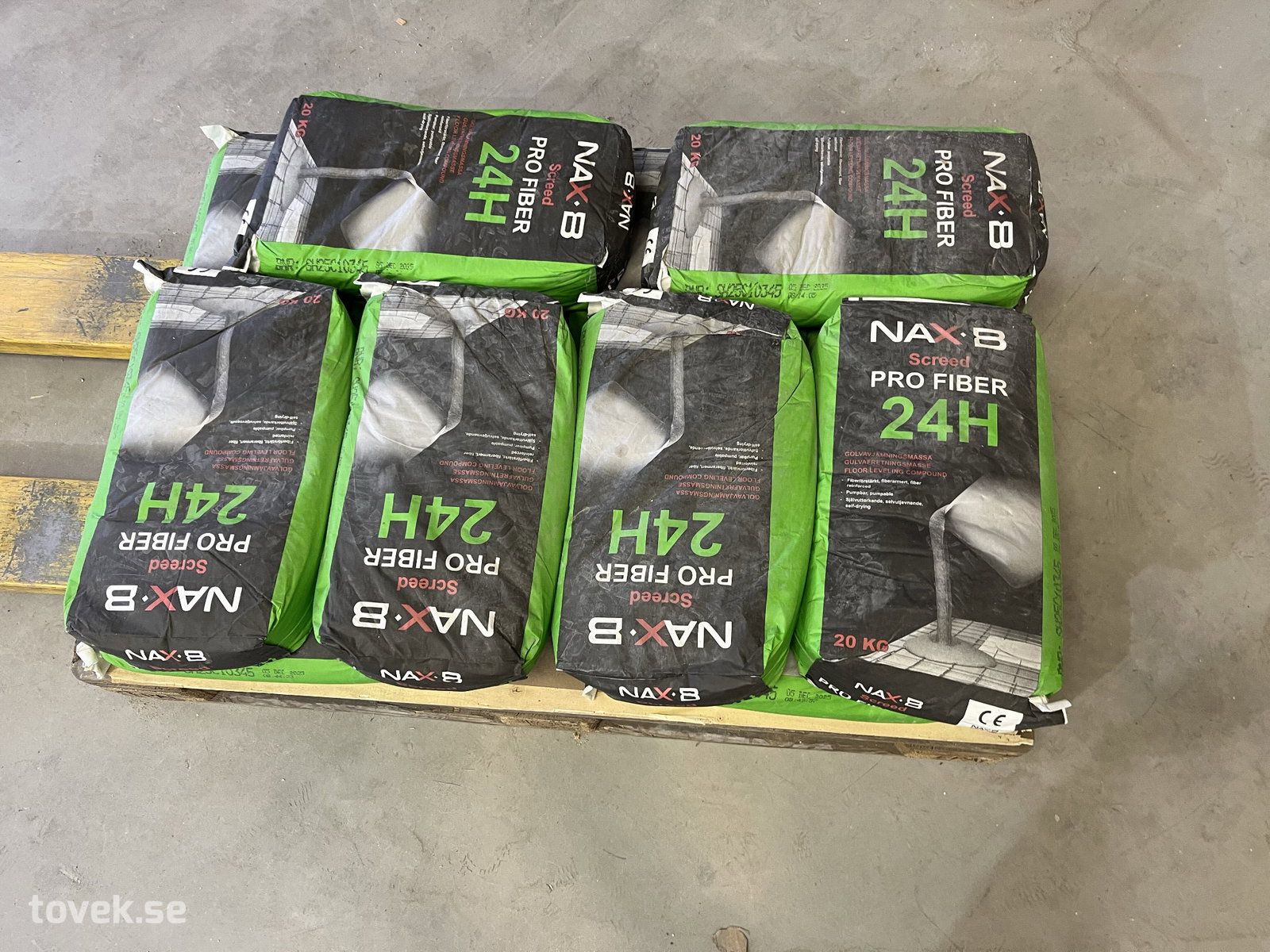 12st säckar med flytspacklade NAX-B Screed Pro Fiber 24H på auktion i Östersund hos Toveks Auktioner
