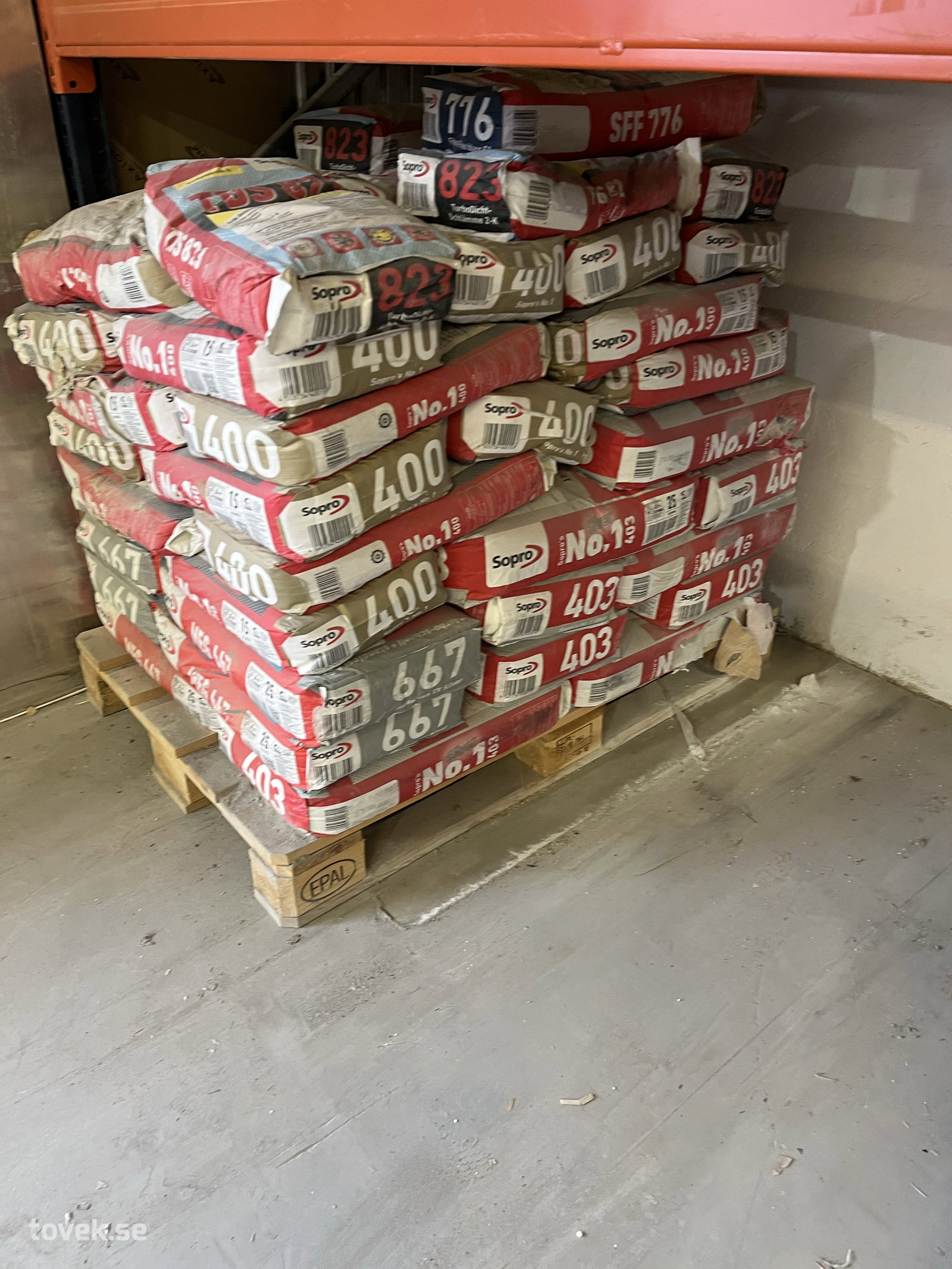 Pall med ca 50st med Sopro Flexibla tätningsslammor 2-K (TDS 823) på auktion i Östersund hos Toveks Auktioner