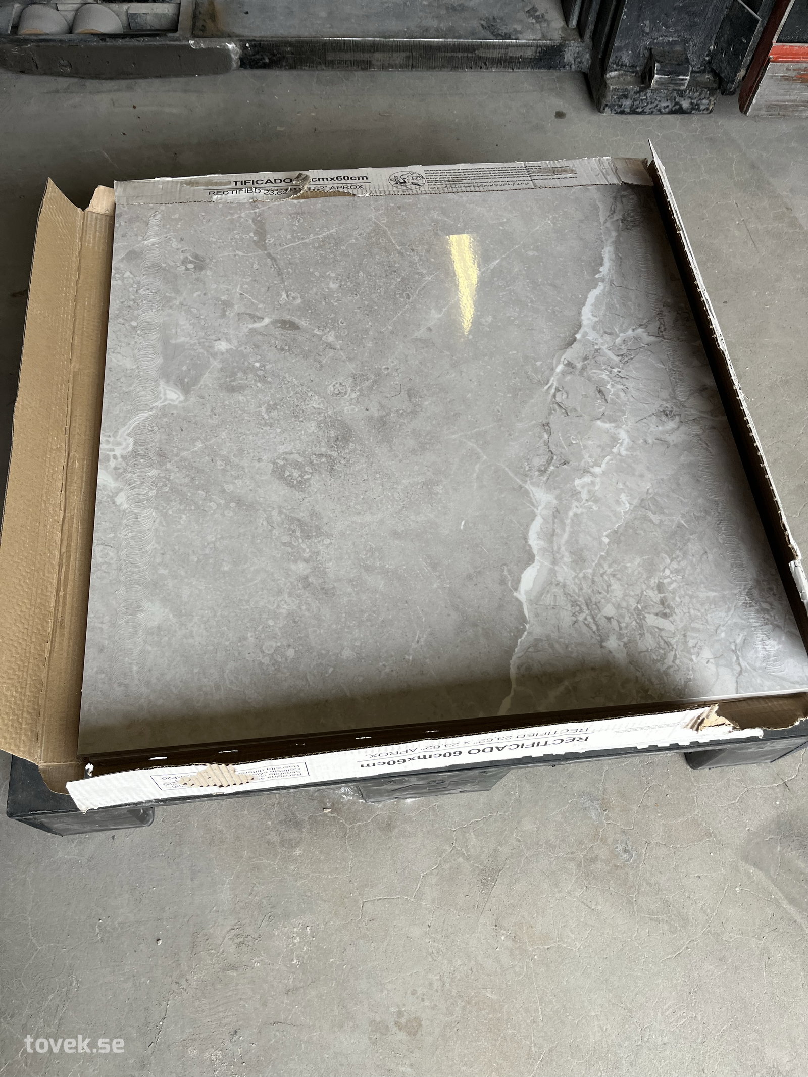 3st paket Rektifierad 60×60 cm grå sten-/marmorlook c:a 4m2 på auktion i Östersund hos Toveks Auktioner