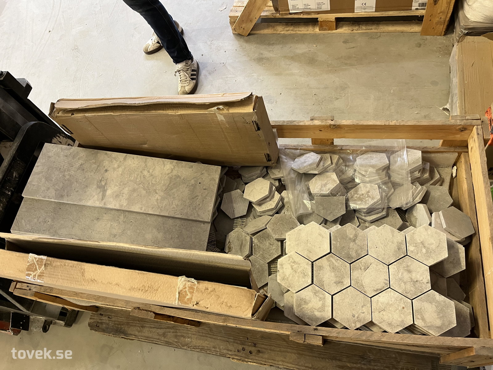Pall med mosaik och plattor på auktion i Östersund hos Toveks Auktioner