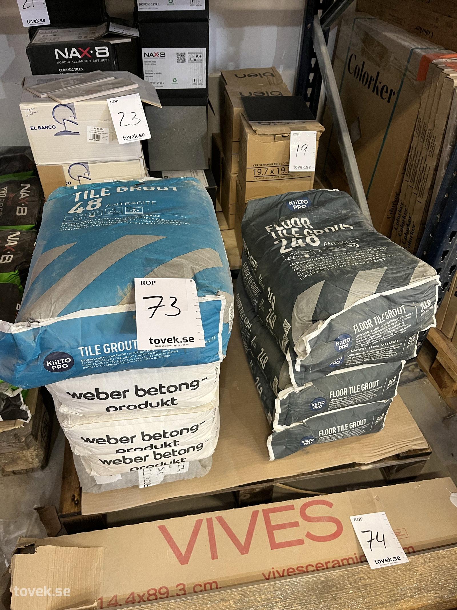 Pall med Kiilto Pro, Weber och Vives Byggmaterial för plattsättning på auktion i Östersund hos Toveks Auktioner