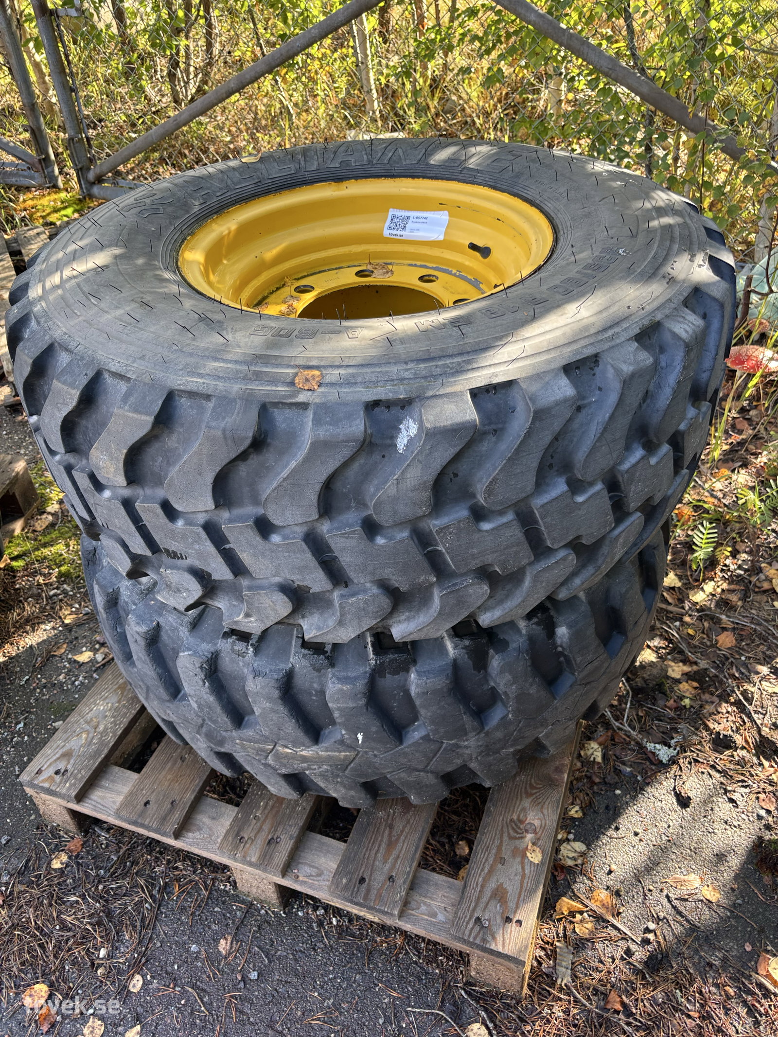 Traktordäck 335 / 80 R18 på auktion i Gnarp hos Toveks Auktioner