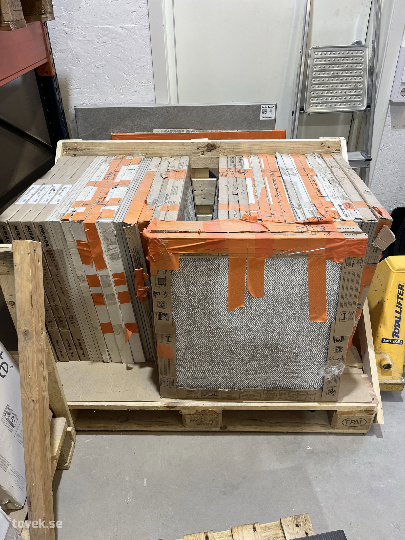 Pall med div paket kakel, totalt ca 37kvm (vissa poster 5-7 m2) på auktion i Östersund hos Toveks Auktioner