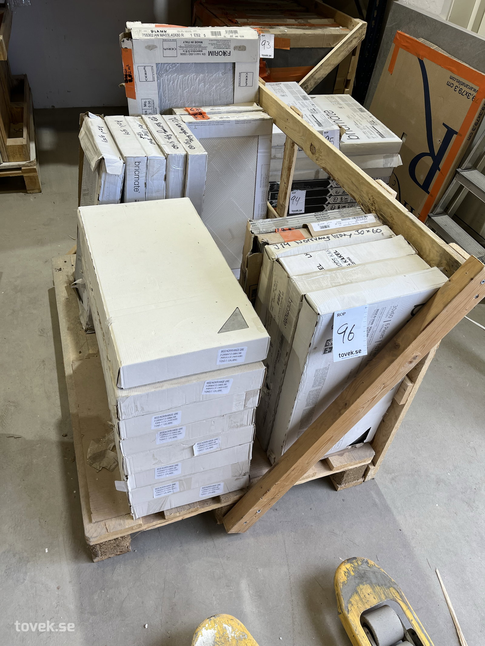 Pall med ca 25st paket blandade klinker/kakel på auktion i Östersund hos Toveks Auktioner