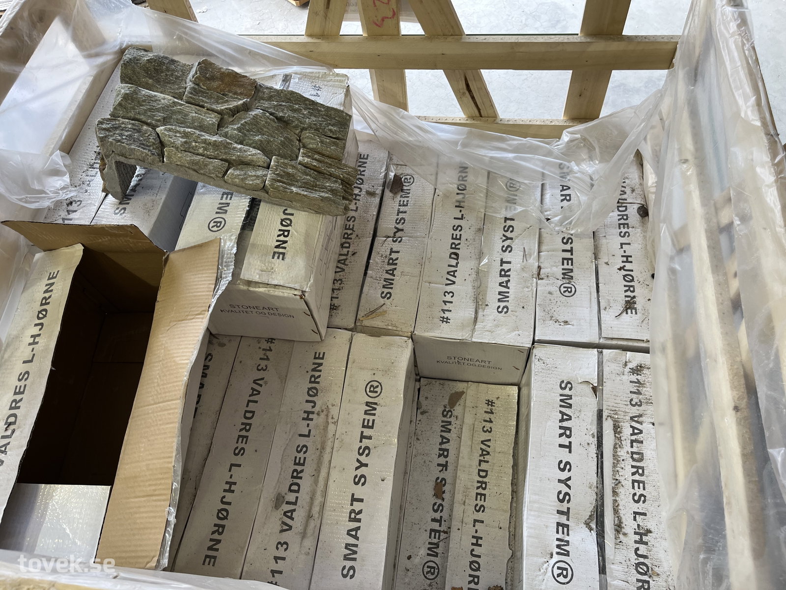 Ca 20st låder med Stoneart Valdres L-hörn på auktion i Östersund hos Toveks Auktioner