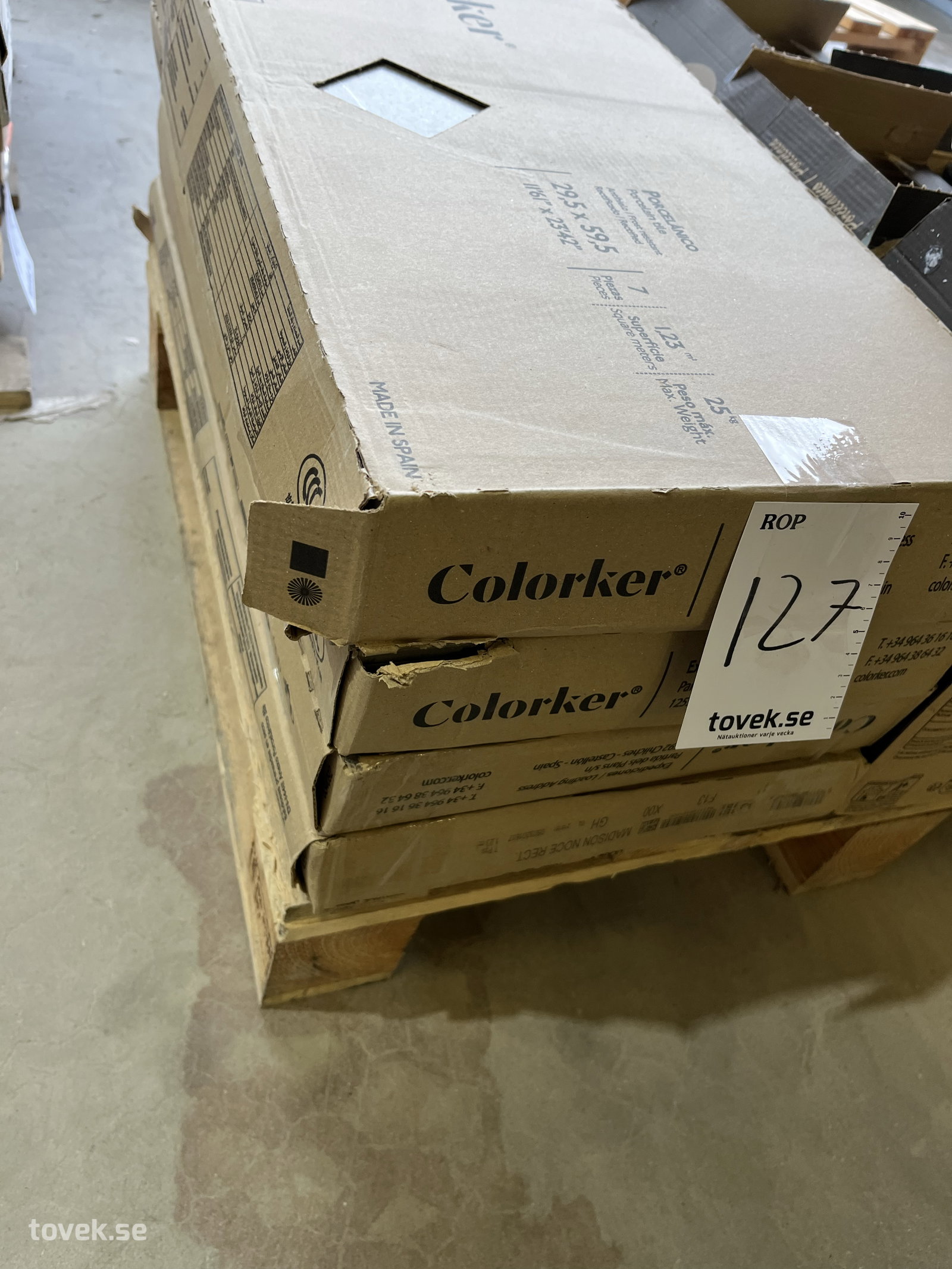 4st paket med Colorker Granitkeramik ca 4,92kvm på auktion i Östersund hos Toveks Auktioner