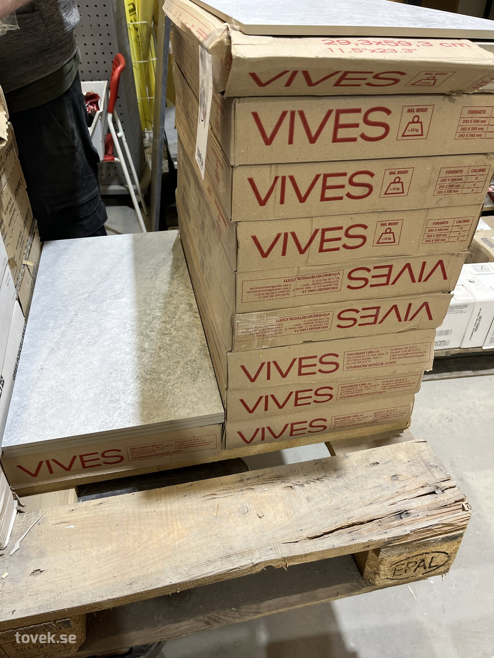 10st paket Vives Lambda-R Gris ca 12,20kvm på auktion i Östersund hos Toveks Auktioner