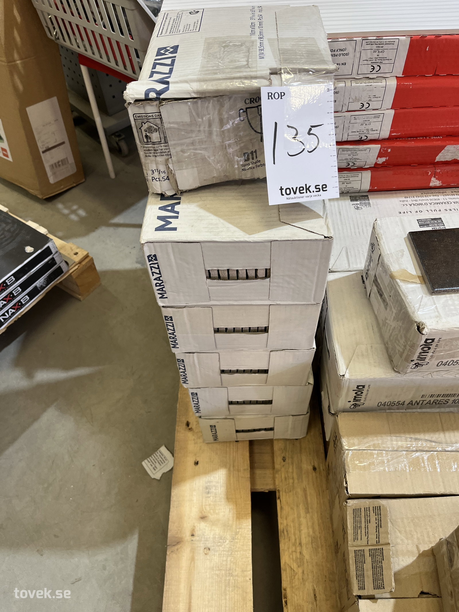 5st lådor med ZZI keramisk mosaik ca 2kvm på auktion i Östersund hos Toveks Auktioner