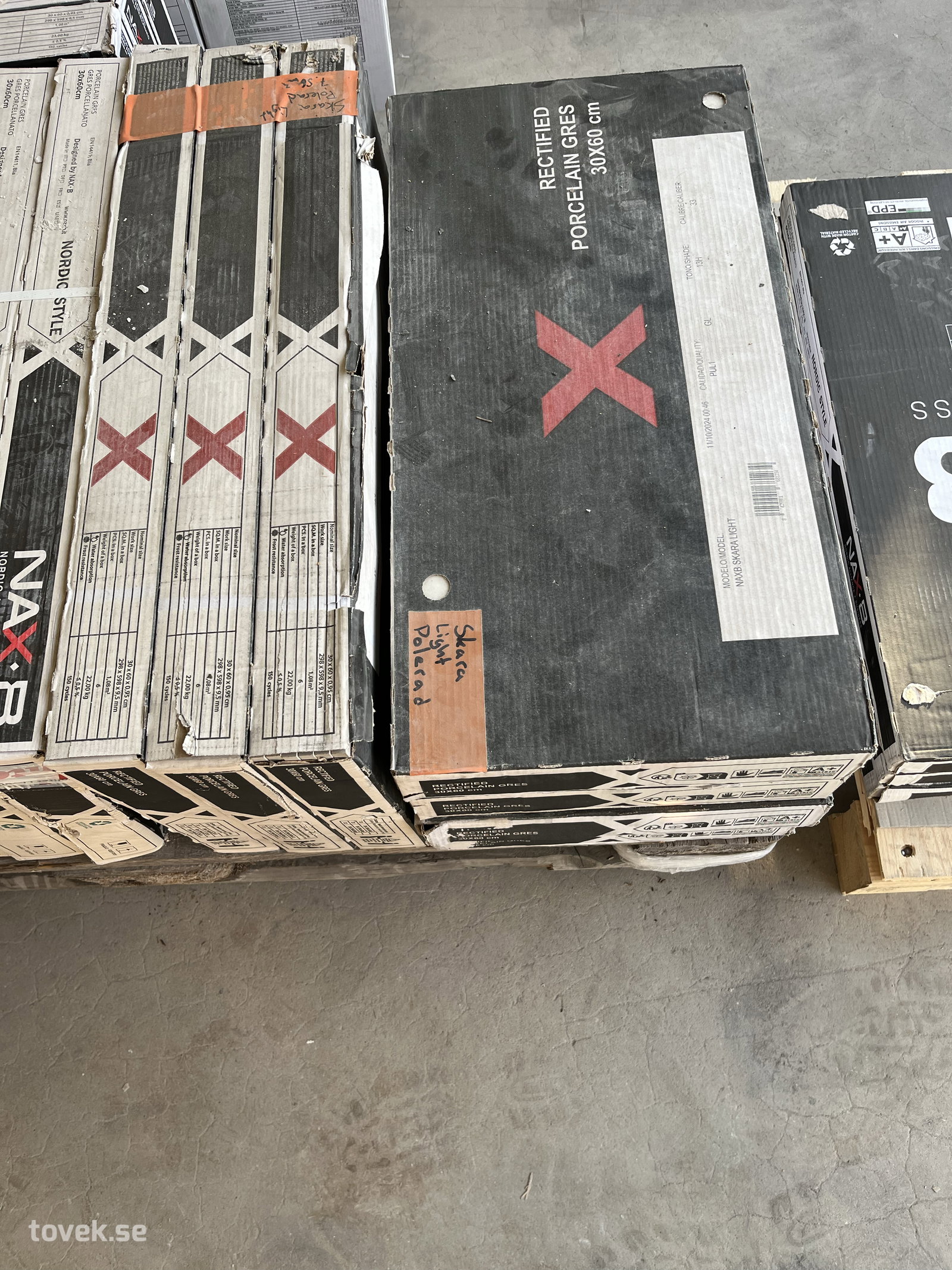 7st paket NAX-B Skara Light Polerad ca 7,56kvm på auktion i Östersund hos Toveks Auktioner