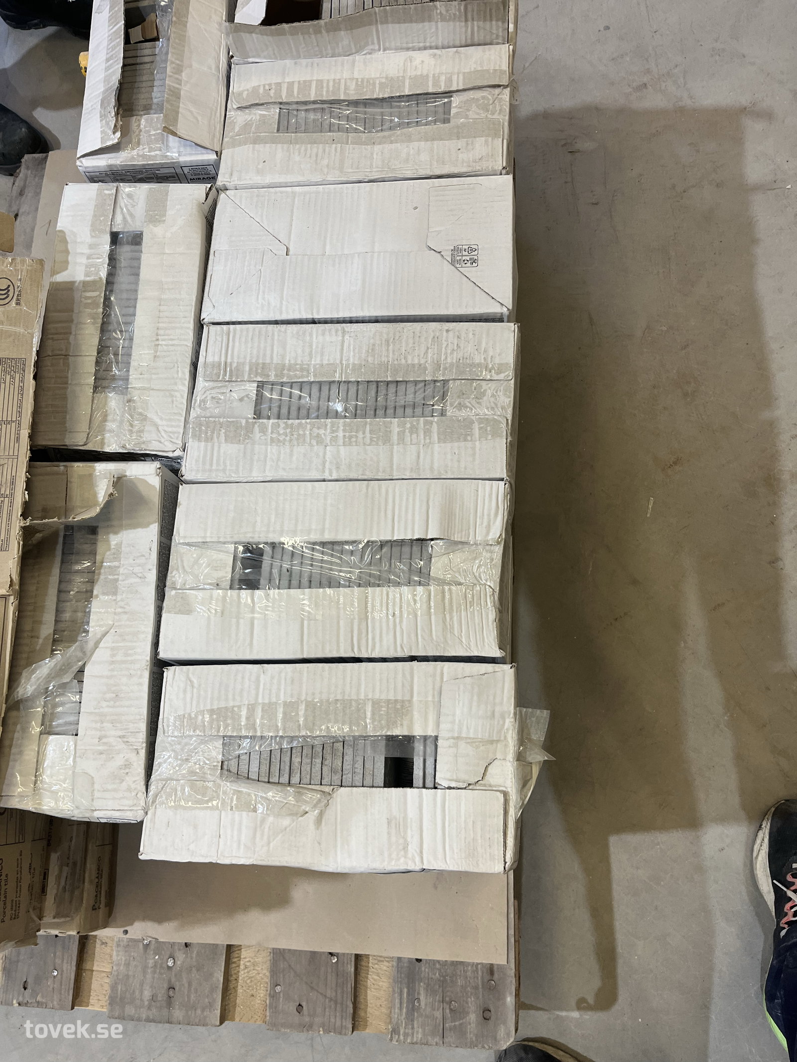 Ca 18 st lådor medMirage Ceramiche klinker ca 11kvm på auktion i Östersund hos Toveks Auktioner