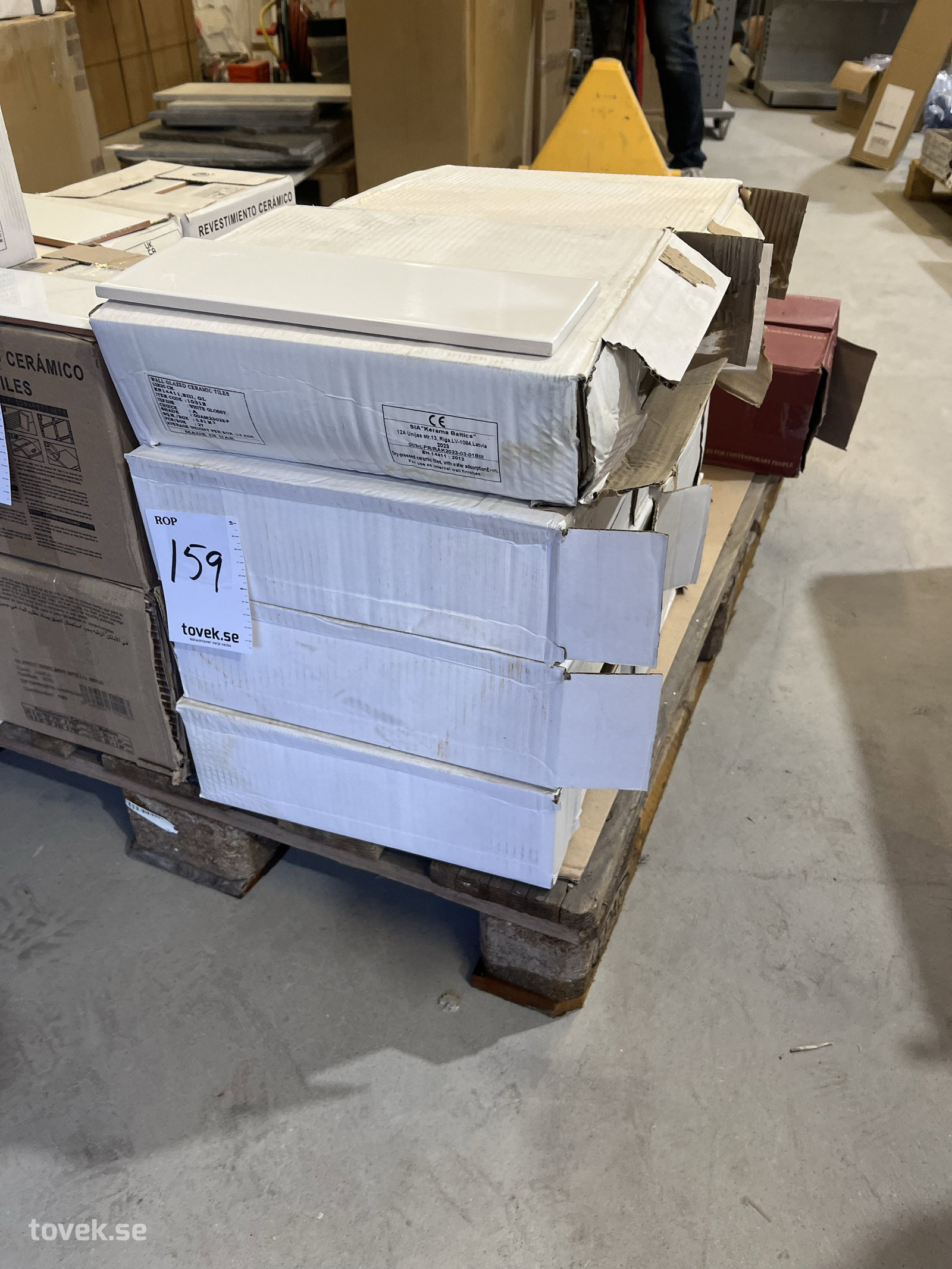 8st lådor Kerama Marazzi White Glossy Blank ca 7,9kvm på auktion i Östersund hos Toveks Auktioner