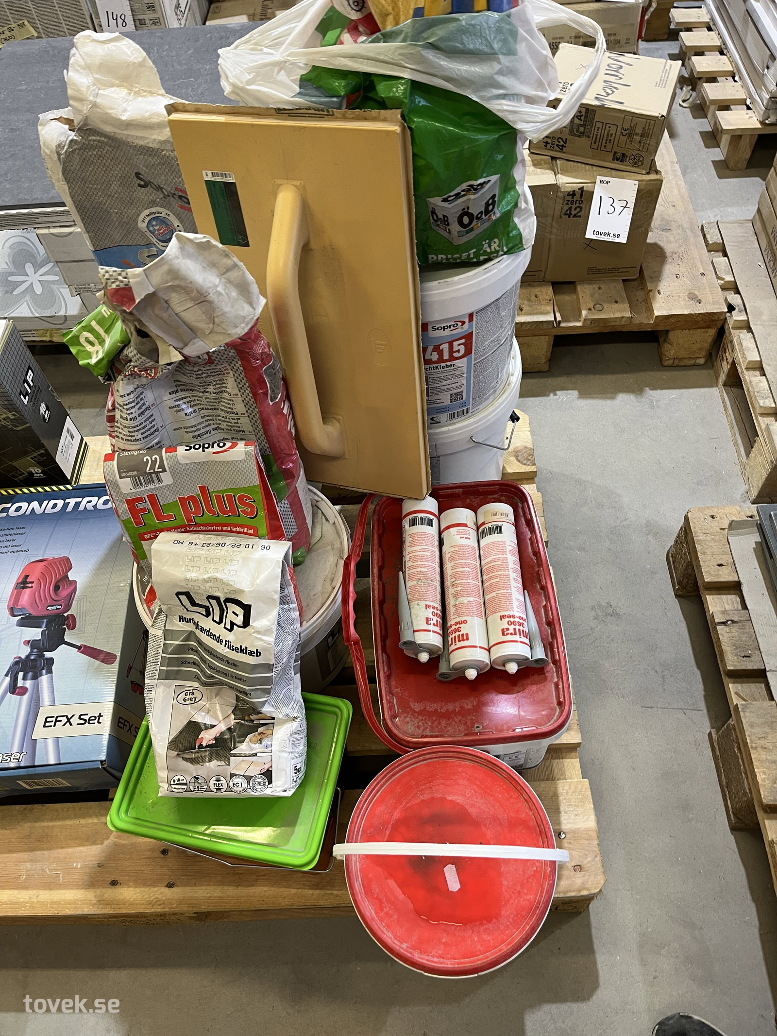 Blandat Bygg- och Plattsättningsparti med fix, fog, primer, tapetlim, fogmassa, mm på auktion i Östersund hos Toveks Auktioner